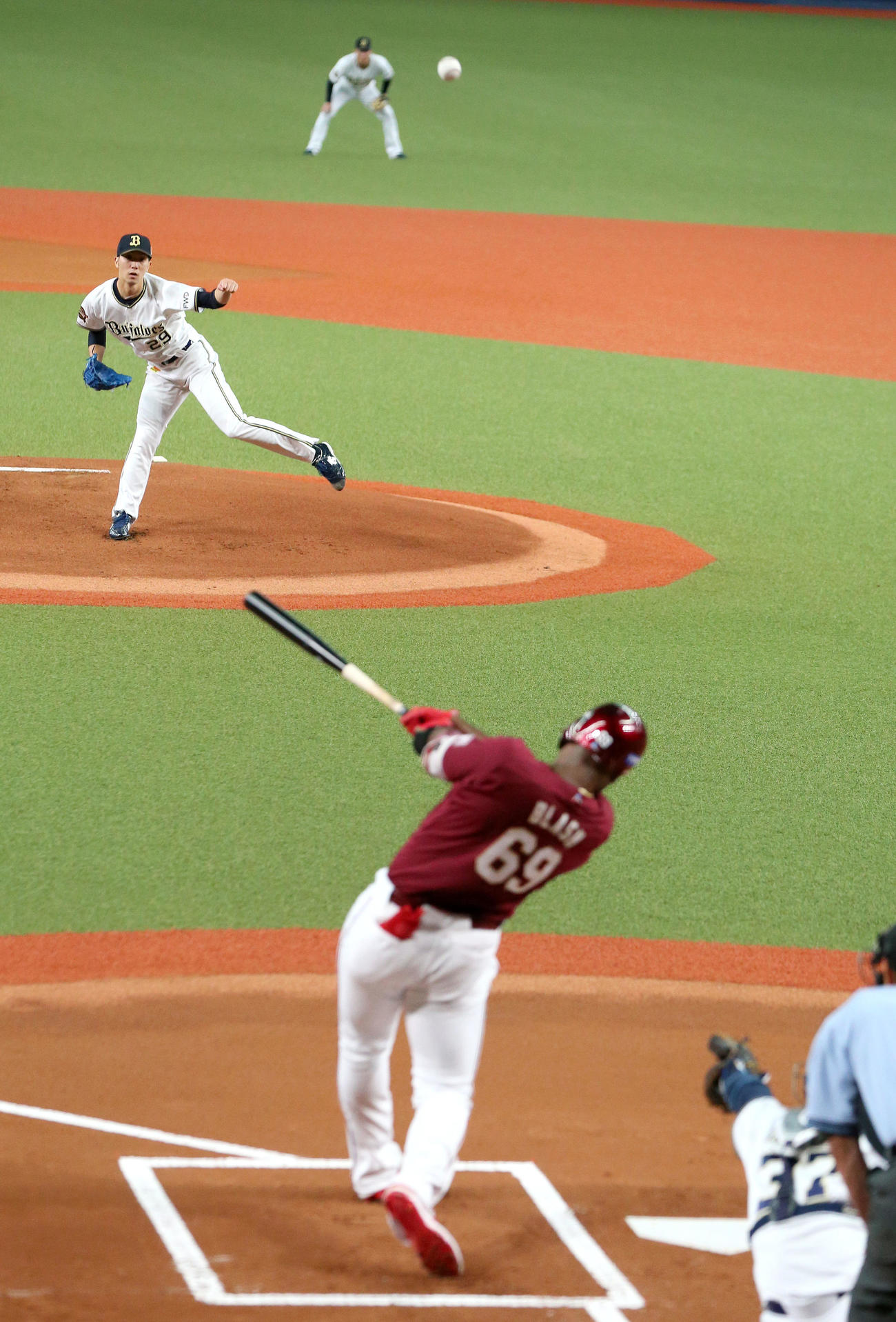 オリックス対楽天2回戦　1回表楽天1死、田嶋大樹はジャバリ・ブラッシュを中飛に仕留める（撮影・上山淳一）