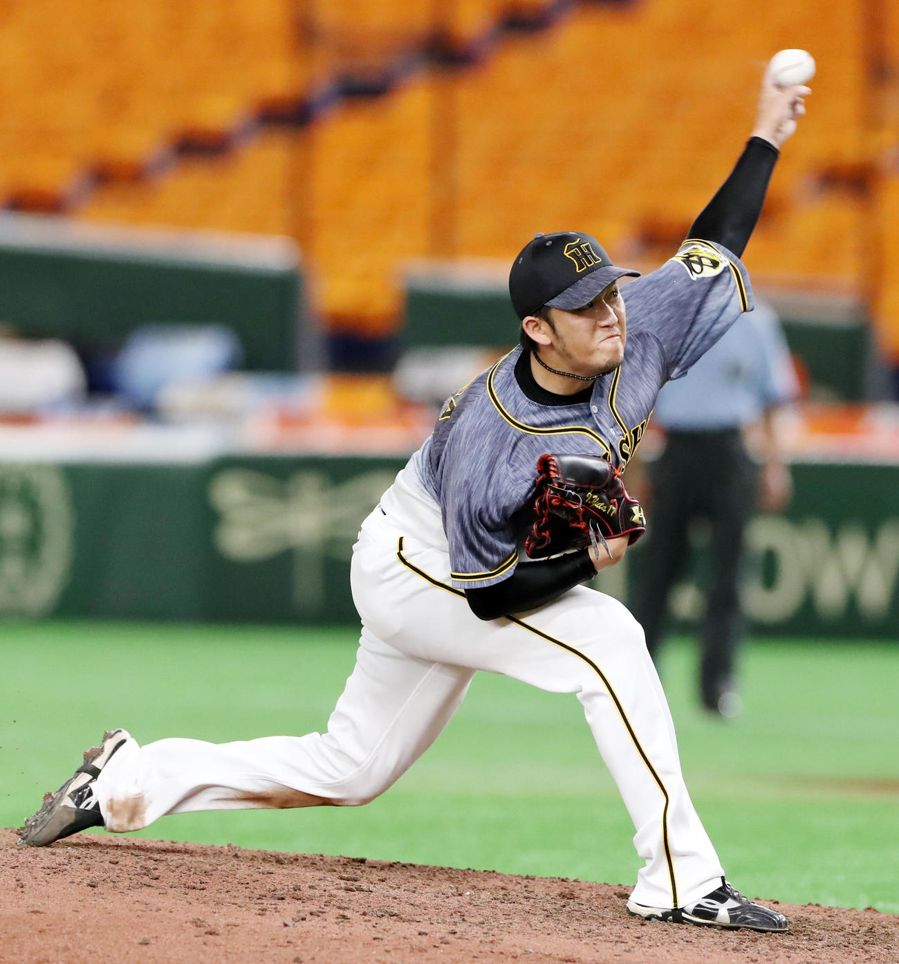 巨人対阪神　5回裏、岩貞は巨人打線相手に粘投を見せる（撮影・加藤哉）