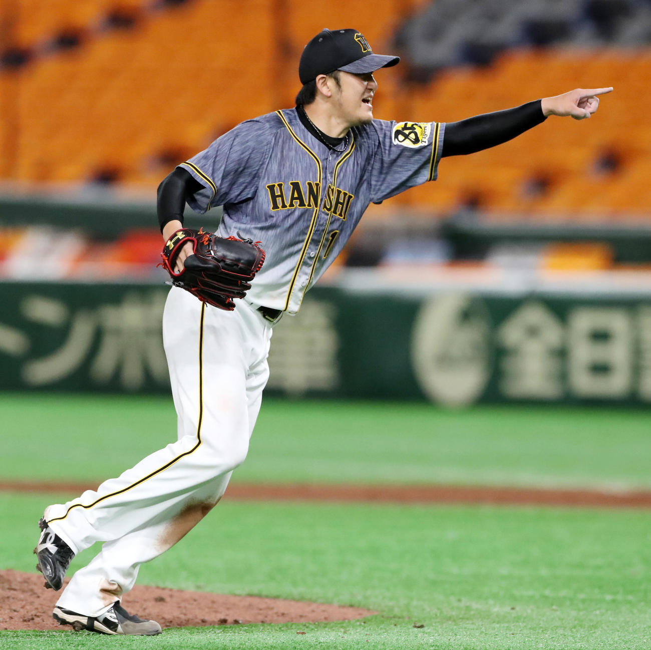 巨人対阪神　6回裏巨人2死、打者陽のとき、指をさす岩貞（撮影・加藤哉）