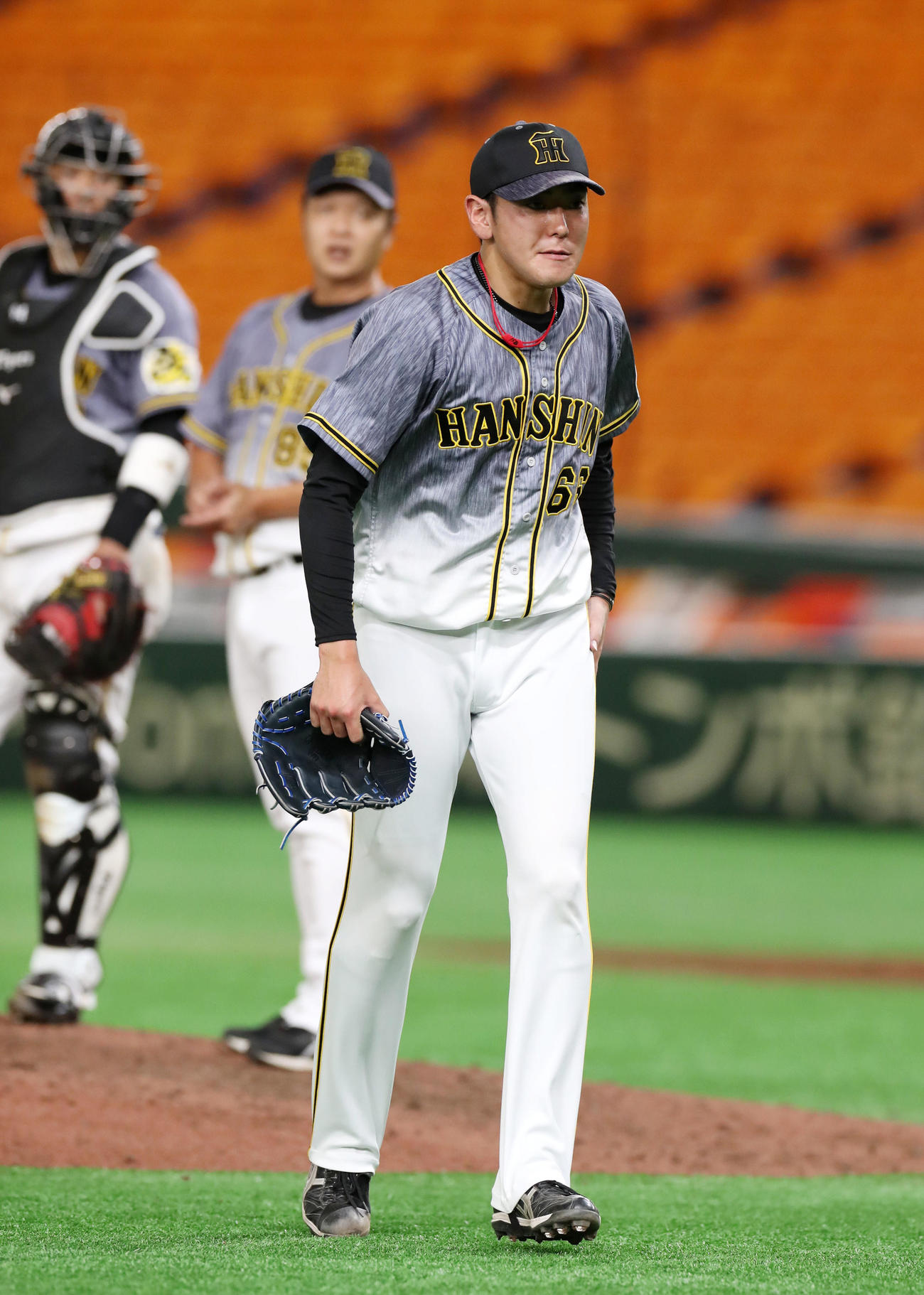 巨人対阪神　7回裏巨人2死満塁、小川は岡本に右前適時打を打たれたところで降板する（撮影・加藤哉）