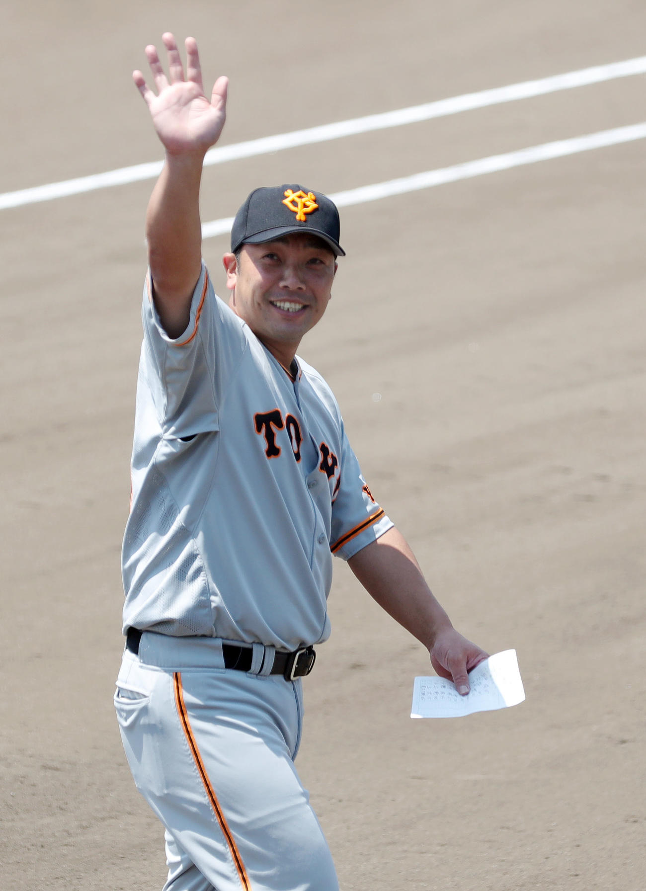 日本ハム対巨人　試合前メンバー表交換を終えスタンドの関係者に笑顔で手を振る巨人阿部2軍監督（撮影・垰建太）