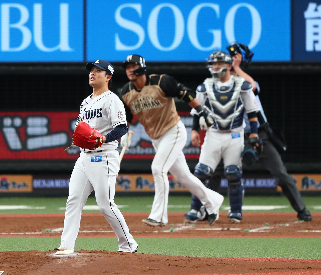 西武対日本ハム　4回表日本ハム1死一、二塁、中田に右越え適時二塁打を浴びた松本（撮影・足立雅史）