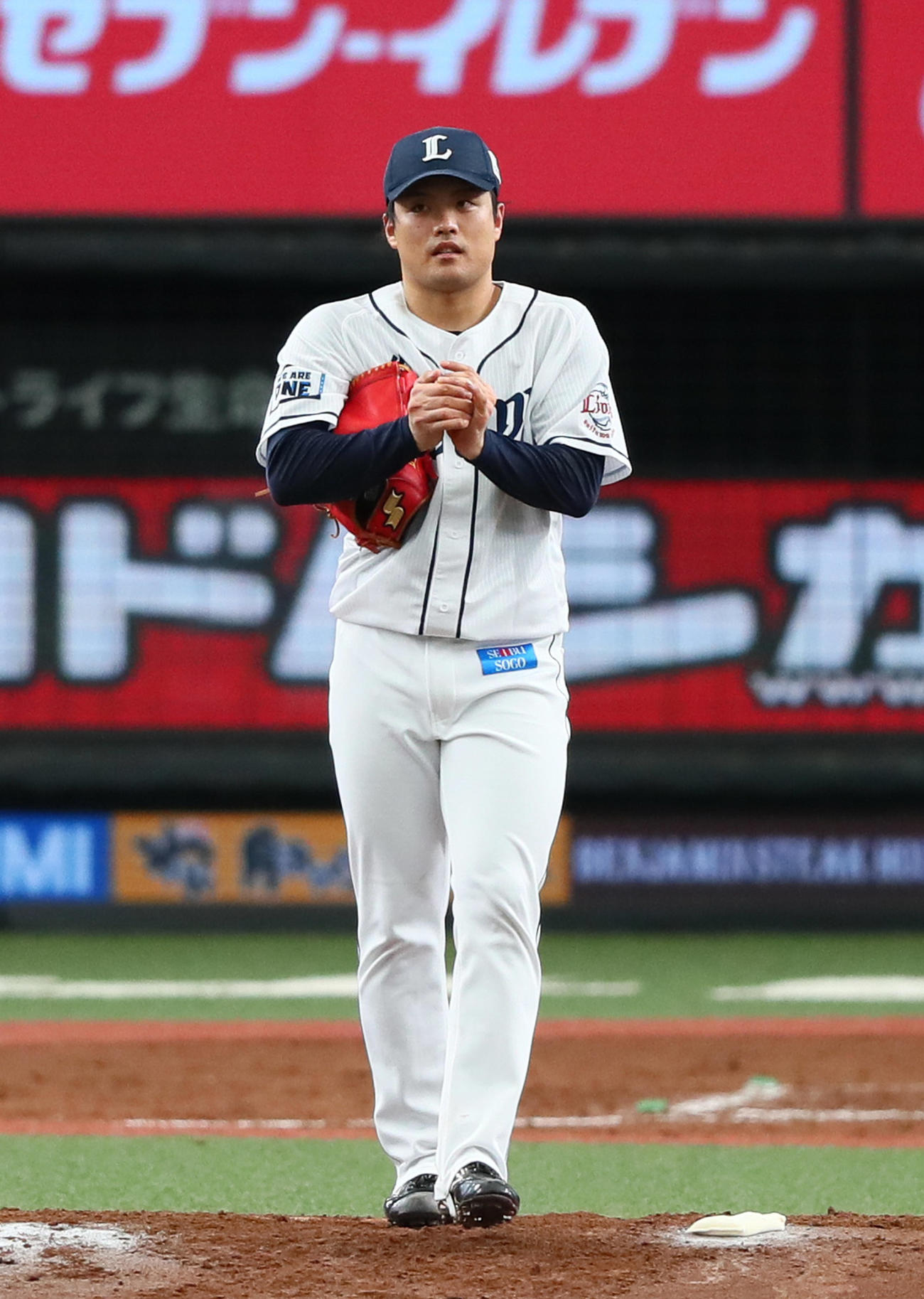 西武対日本ハム　4回表日本ハム1死一、二塁、中田に右越え適時二塁打を浴び逆転を許した松本（撮影・足立雅史）