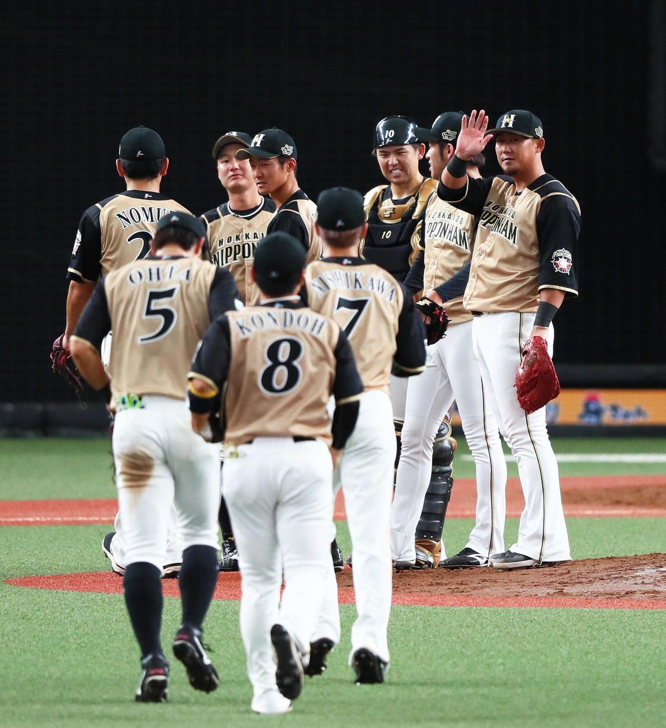 西武対日本ハム　勝利し笑顔を見せる中田（右端）ら日本ハムナイン（撮影・足立雅史）