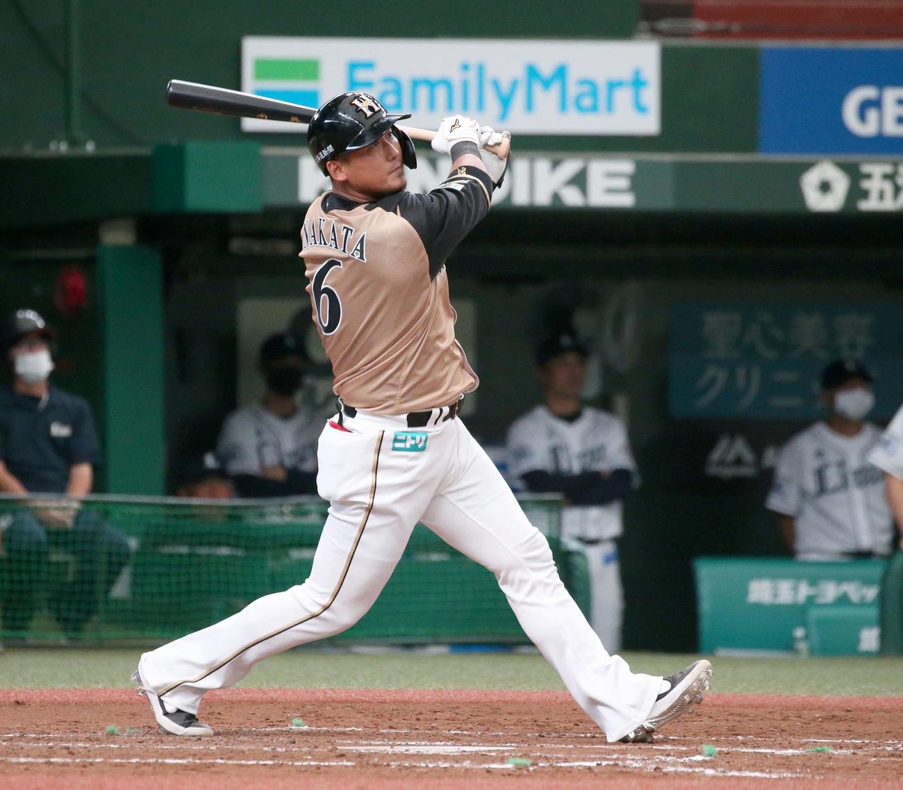 西武対日本ハム　4回表日本ハム1死一、二塁、右越え2点適時二塁打を放つ中田（撮影・黒川智章）
