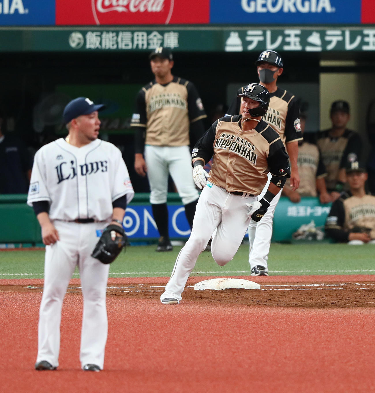 西武対日本ハム　4回表日本ハム1死一、二塁、中田（中央）は右越え適時二塁打を放つ。左は西武一塁手山川（撮影・足立雅史）