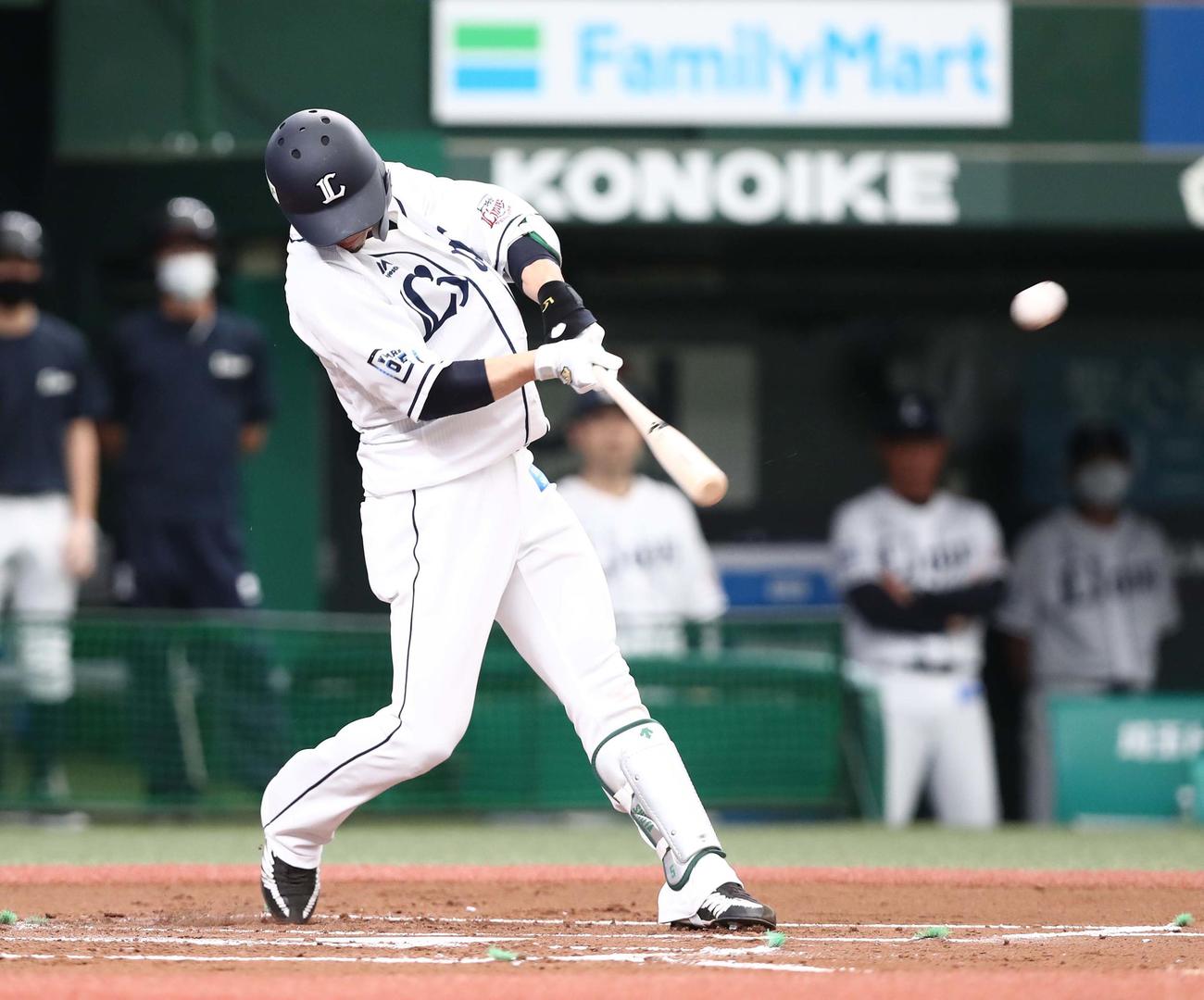 西武対日本ハム　2回裏西武無死、左越え本塁打を放つ外崎（撮影・黒川智章）