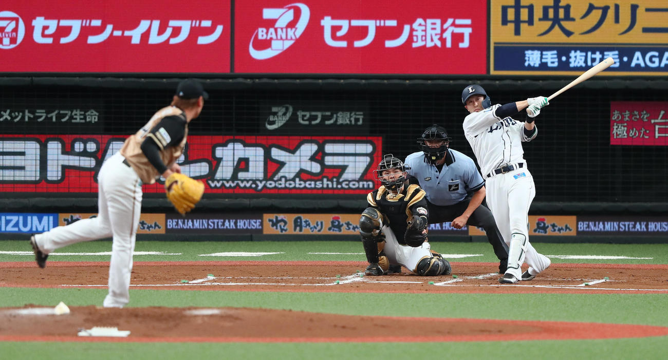 西武対日本ハム　2回裏西武無死、左越え本塁打を放つ外崎。投手加藤（撮影・足立雅史）