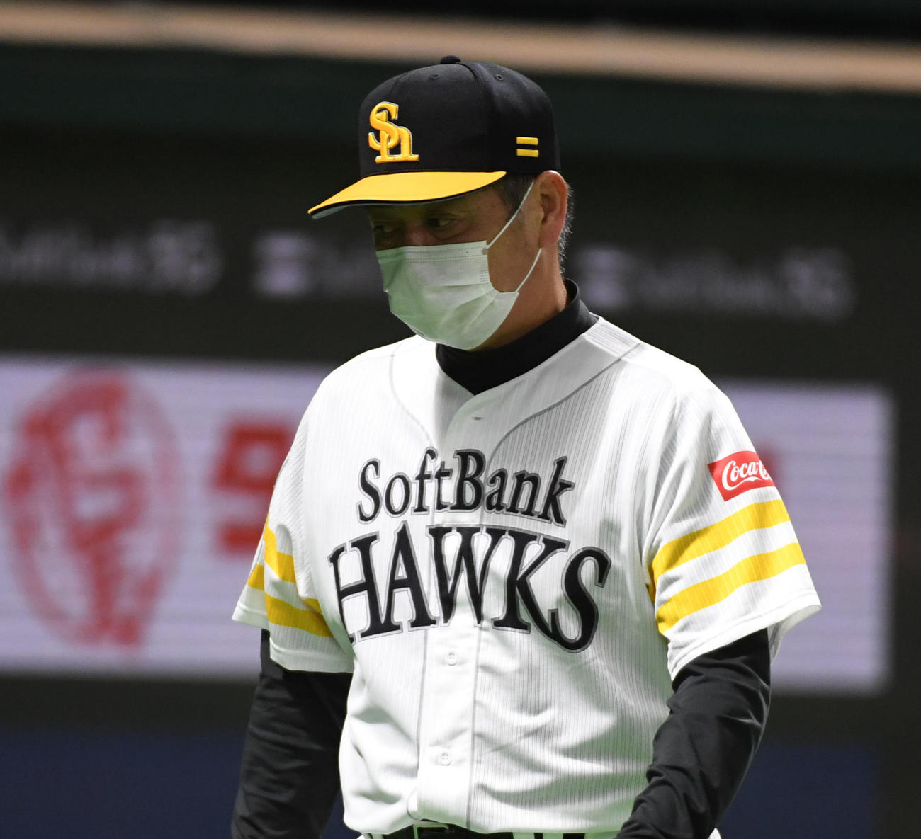 ソフトバンク対ロッテ　8回表、松本の交代を告げる工藤監督（撮影・今浪浩三）