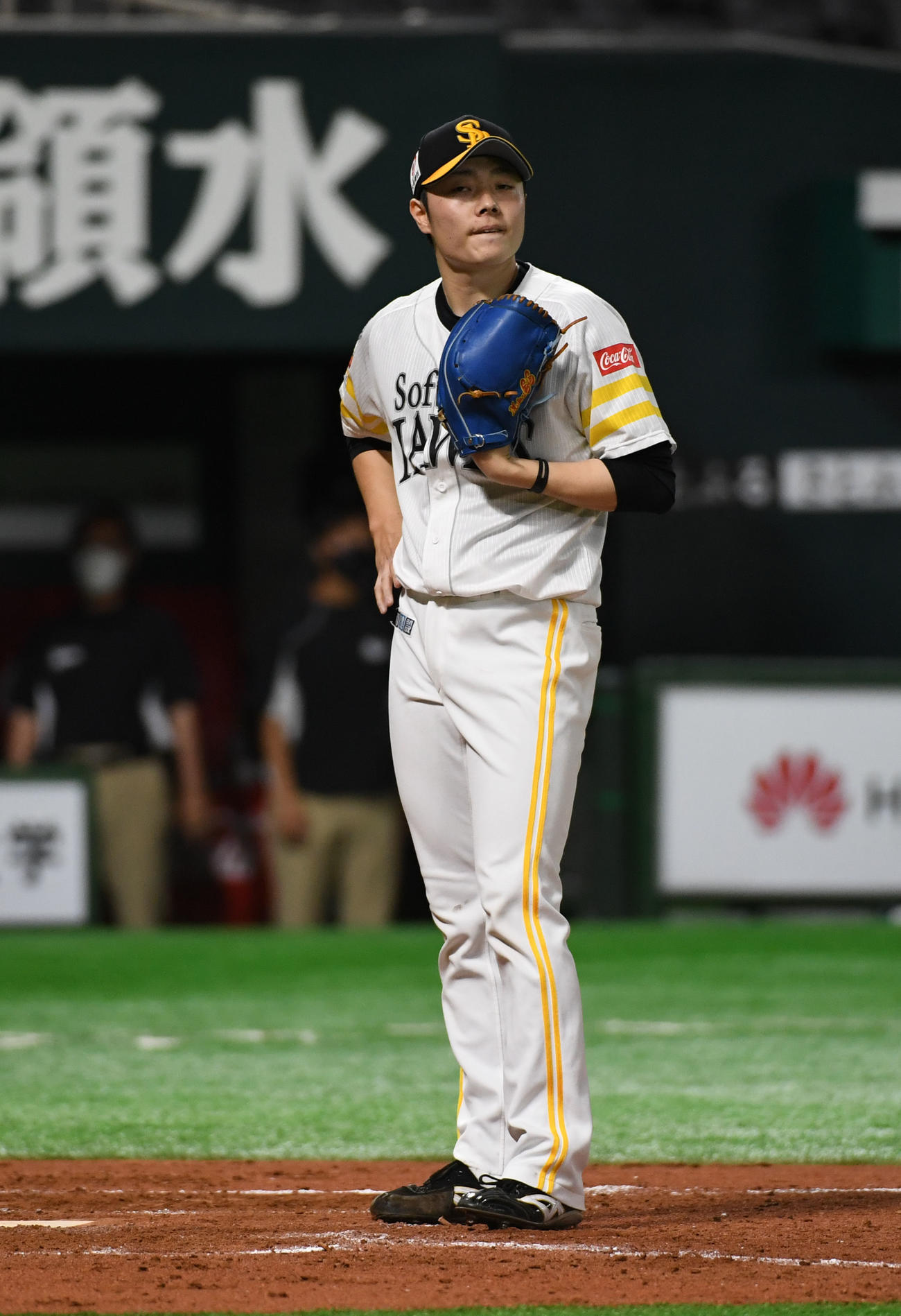 ソフトバンク対ロッテ　8回表ロッテ2死一、三塁、ブランドン・レアードのとき、松本裕樹が暴投、三塁走者の藤岡裕大が勝ち越しの生還（撮影・今浪浩三）