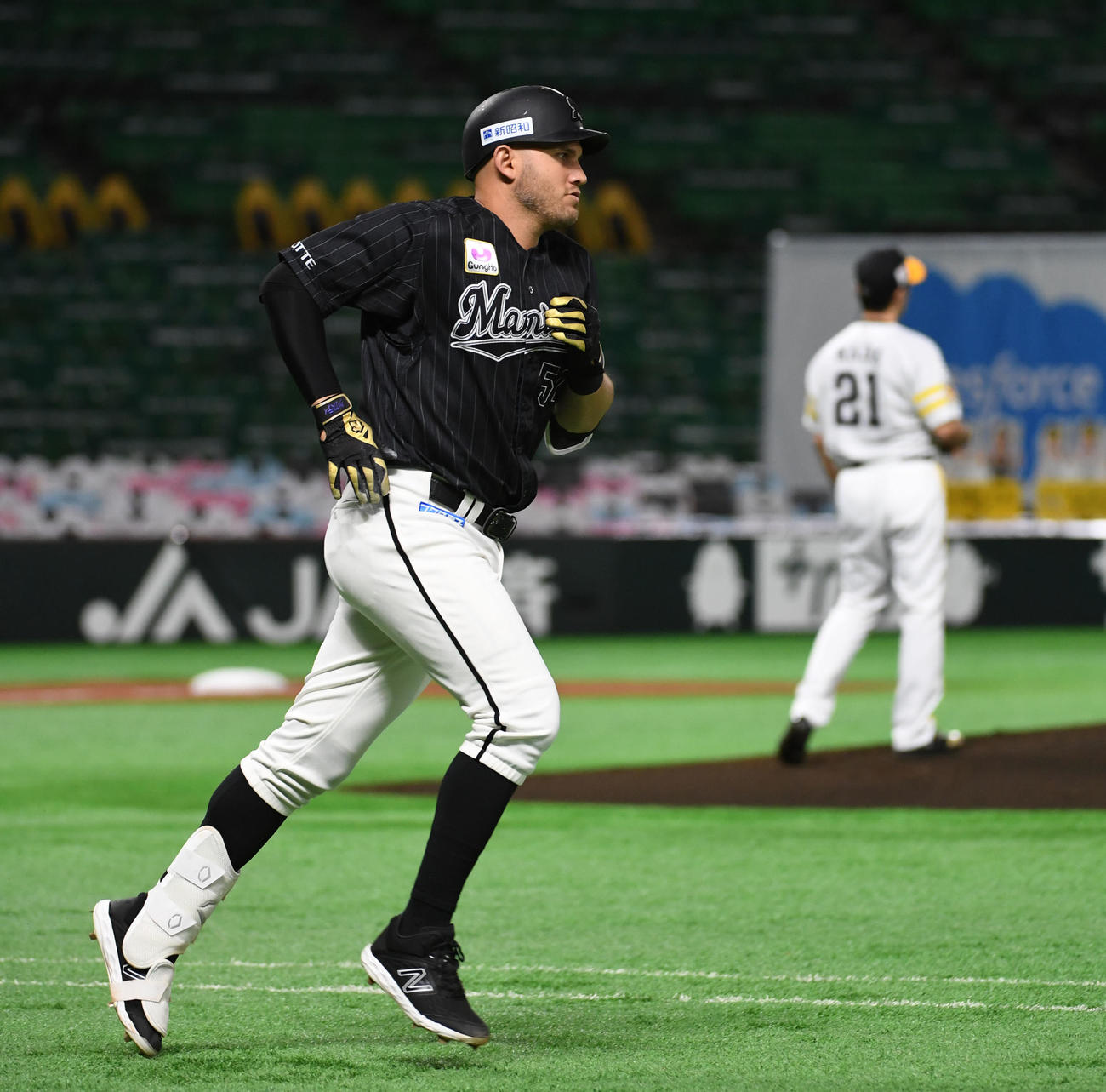 ソフトバンク対ロッテ　2回表ロッテ無死、ブランドン・レアードは和田毅から左越えに先制のソロ本塁打を放つ（撮影・今浪浩三）