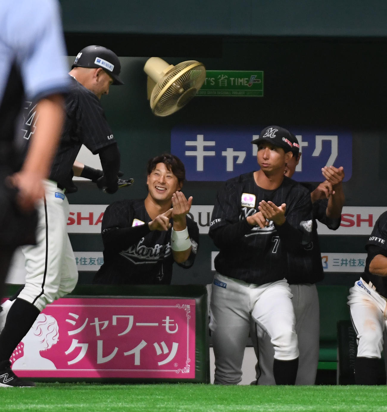 ソフトバンク対ロッテ　2回表ロッテ無死、ブランドン・レアードは和田毅から左越えに先制のソロ本塁打を放ち福田秀平らに迎えられる（撮影・今浪浩三）