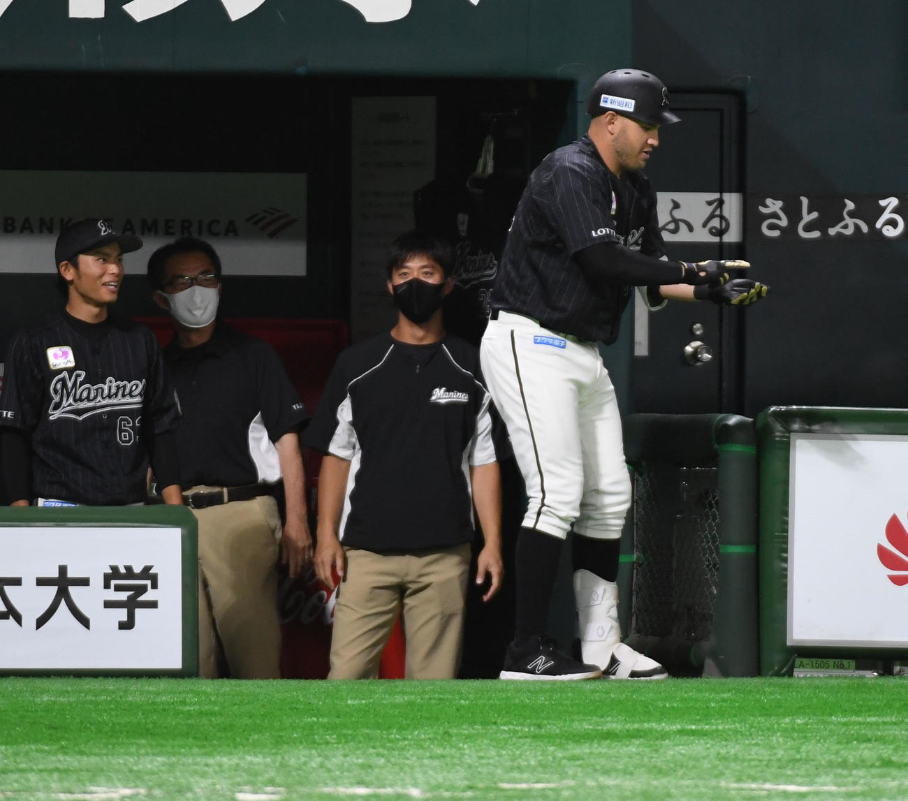 ソフトバンク対ロッテ　2回表ロッテ無死、ブランドン・レアードは和田毅から左越えに先制のソロ本塁打を放ちベンチ前で寿司を握るポーズ（撮影・今浪浩三）