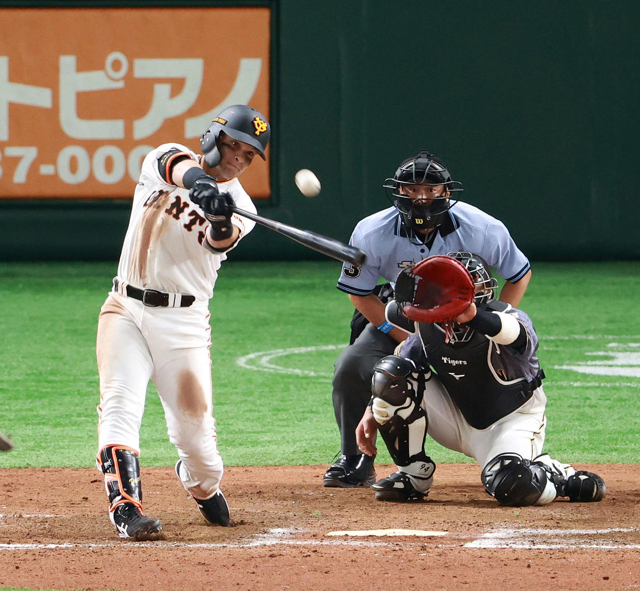 巨人対阪神　7回裏巨人2死一、二塁、3点本塁打を放つパーラ（撮影・江口和貴）