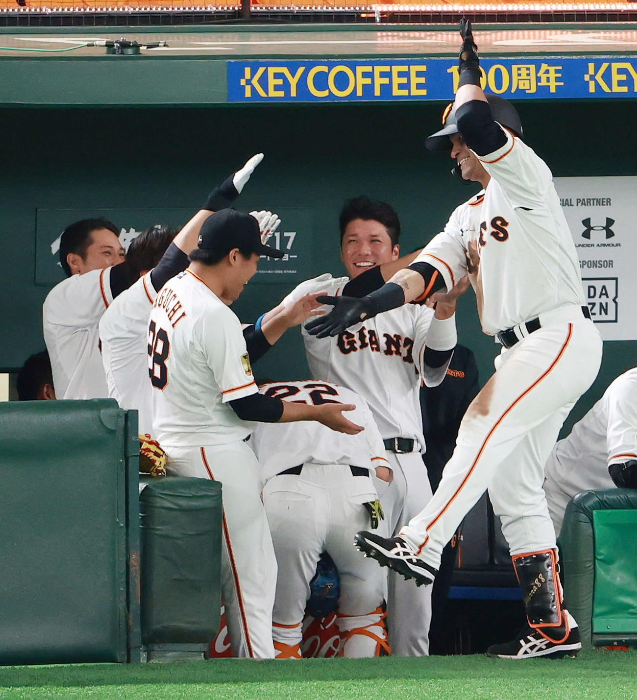 巨人対阪神　7回裏巨人2死一、二塁、3点本塁打を放ちナインとシャークポーズのパーラ（右端）。右から2人目は坂本（撮影・江口和貴）