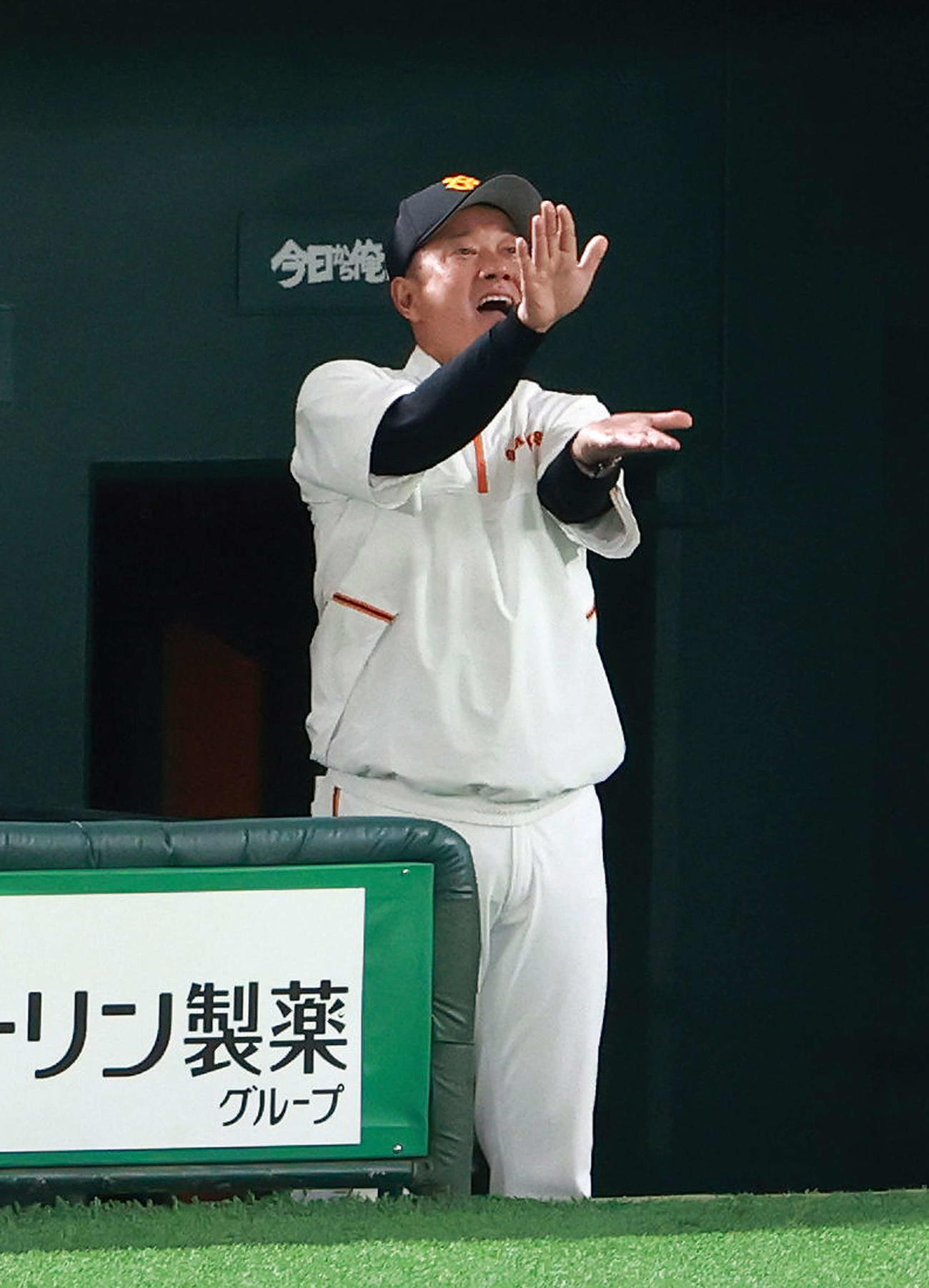 巨人対阪神　7回裏巨人2死一、二塁、3点本塁打を放ったパーラにシャークポーズを見せる原監督（撮影・江口和貴）