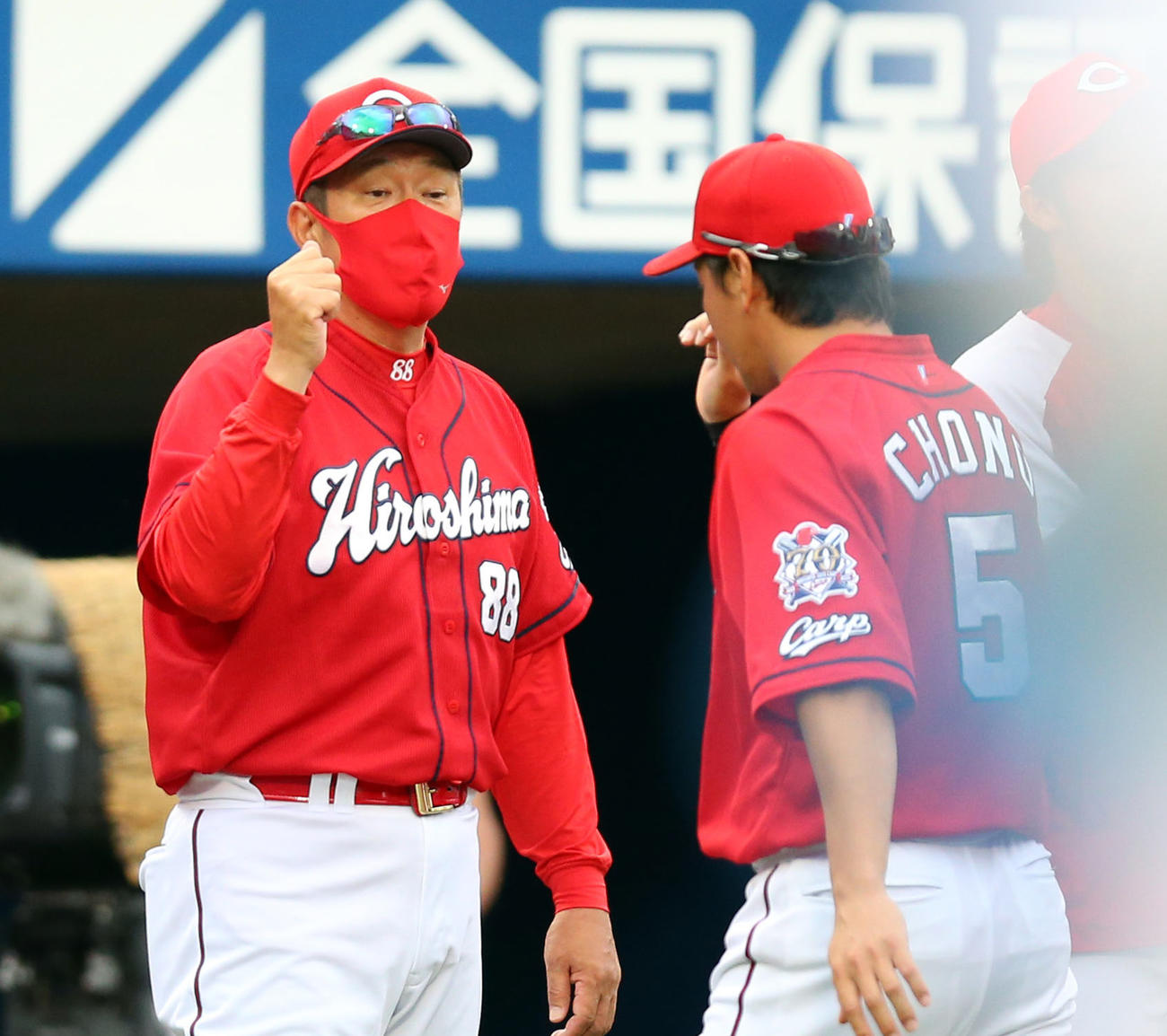 DeNA対広島　開幕2連勝し、広島長野（右）を出迎える佐々岡監督（撮影・大野祥一）
