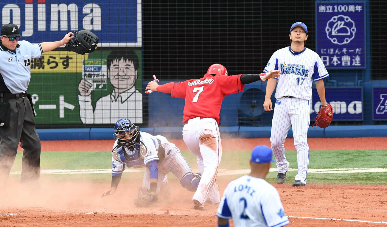 DeNA対広島　8回表広島2死一、二塁、三嶋（右）は長野に逆転2点適時二塁打を浴びる。中央は生還した堂林（撮影・山崎安昭）