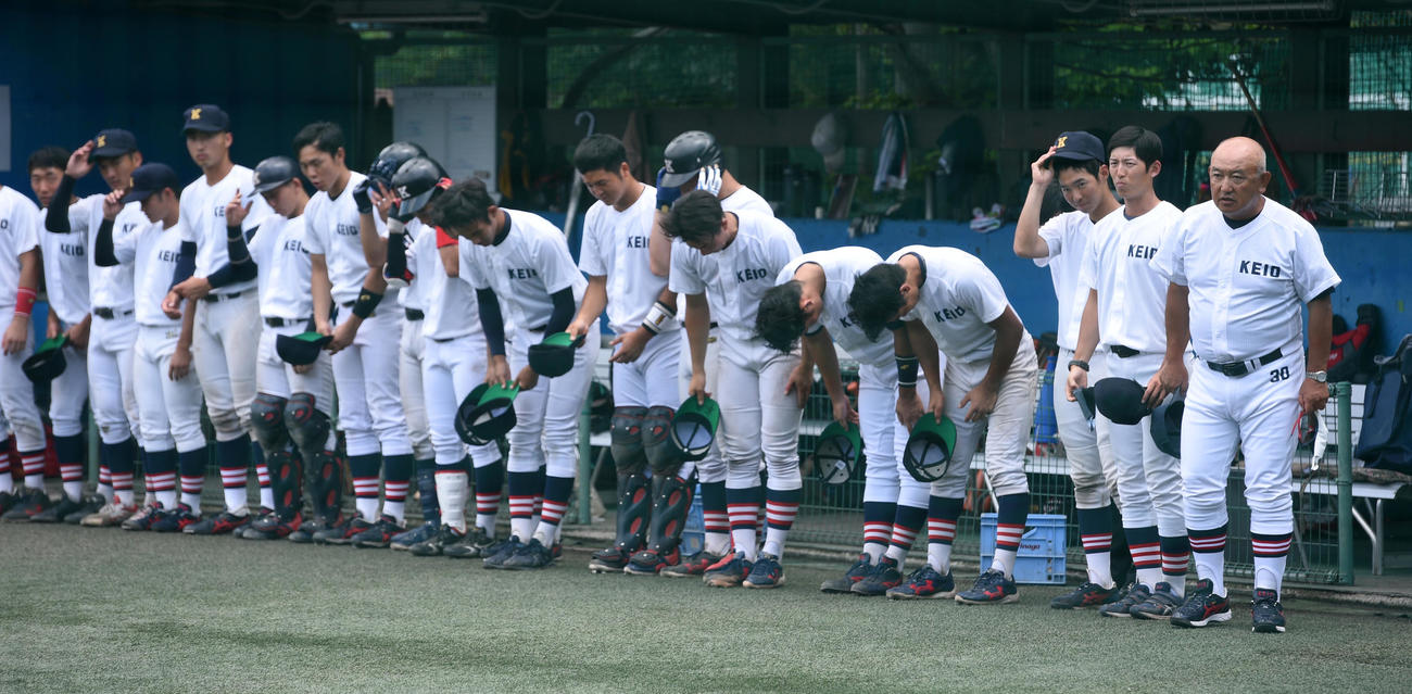 慶大対エイジェックオープン戦、試合前はベンチ前であいさつする慶大ナイン、右端は堀井監督（撮影・柴田隆二）