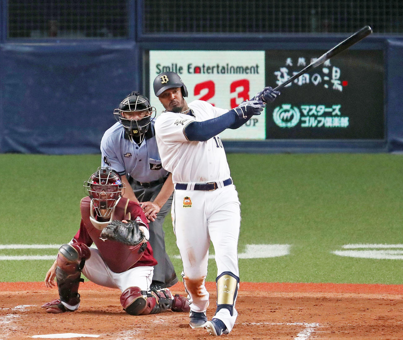 5回裏オリックス1死一塁、左中間へ二塁打を放つジョーンズ（撮影・前田充）