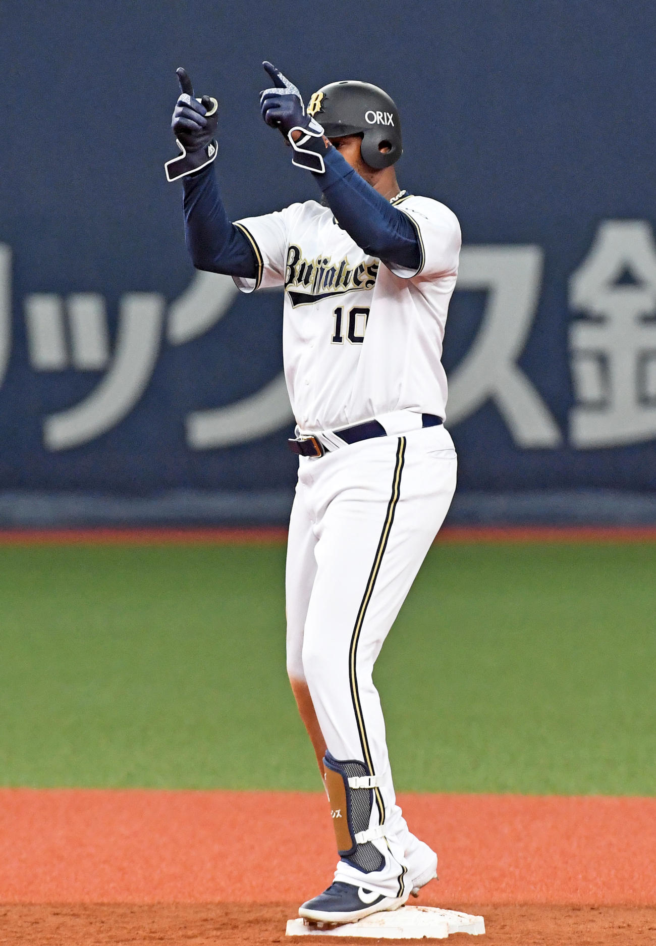 5回裏オリックス1死一塁、ジョーンズは左中間二塁打を放ち喜ぶ（撮影・前岡正明）
