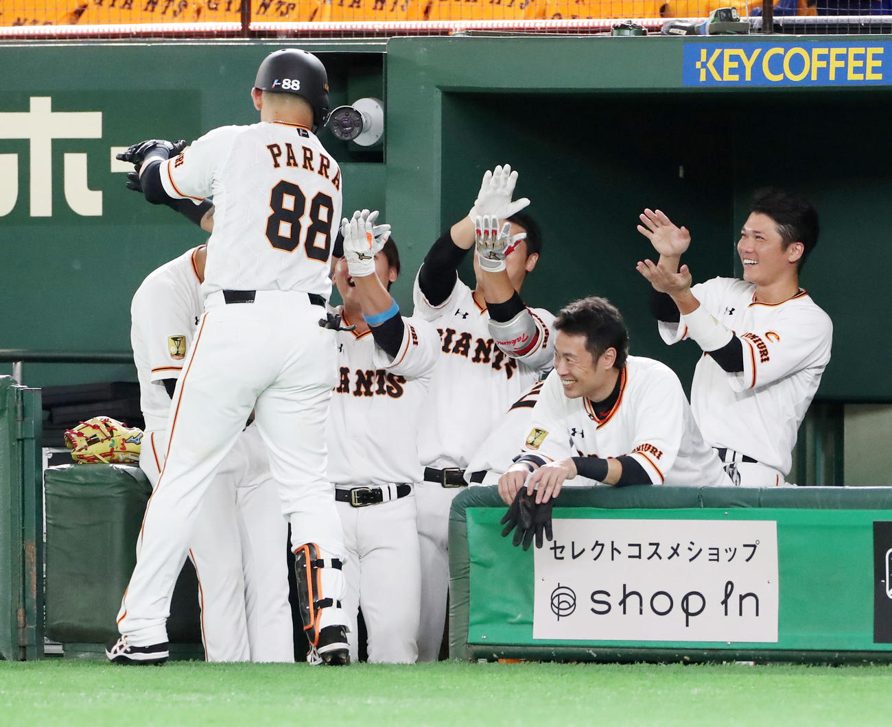 巨人対阪神　7回裏巨人2死一、二塁、パーラ（左）の右越え3点本塁打にシャークダンスでお出迎えする坂本勇らナインたち（撮影・加藤哉）
