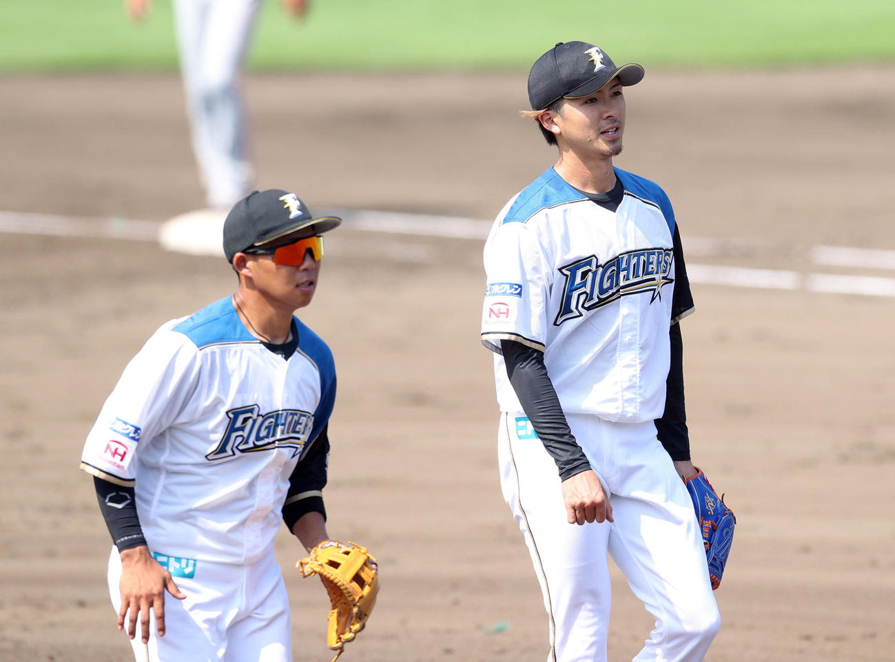日本ハム対巨人　4回の登板を終え笑顔を見せながら引き揚げる日本ハム先発の上沢（右）（撮影・垰建太）