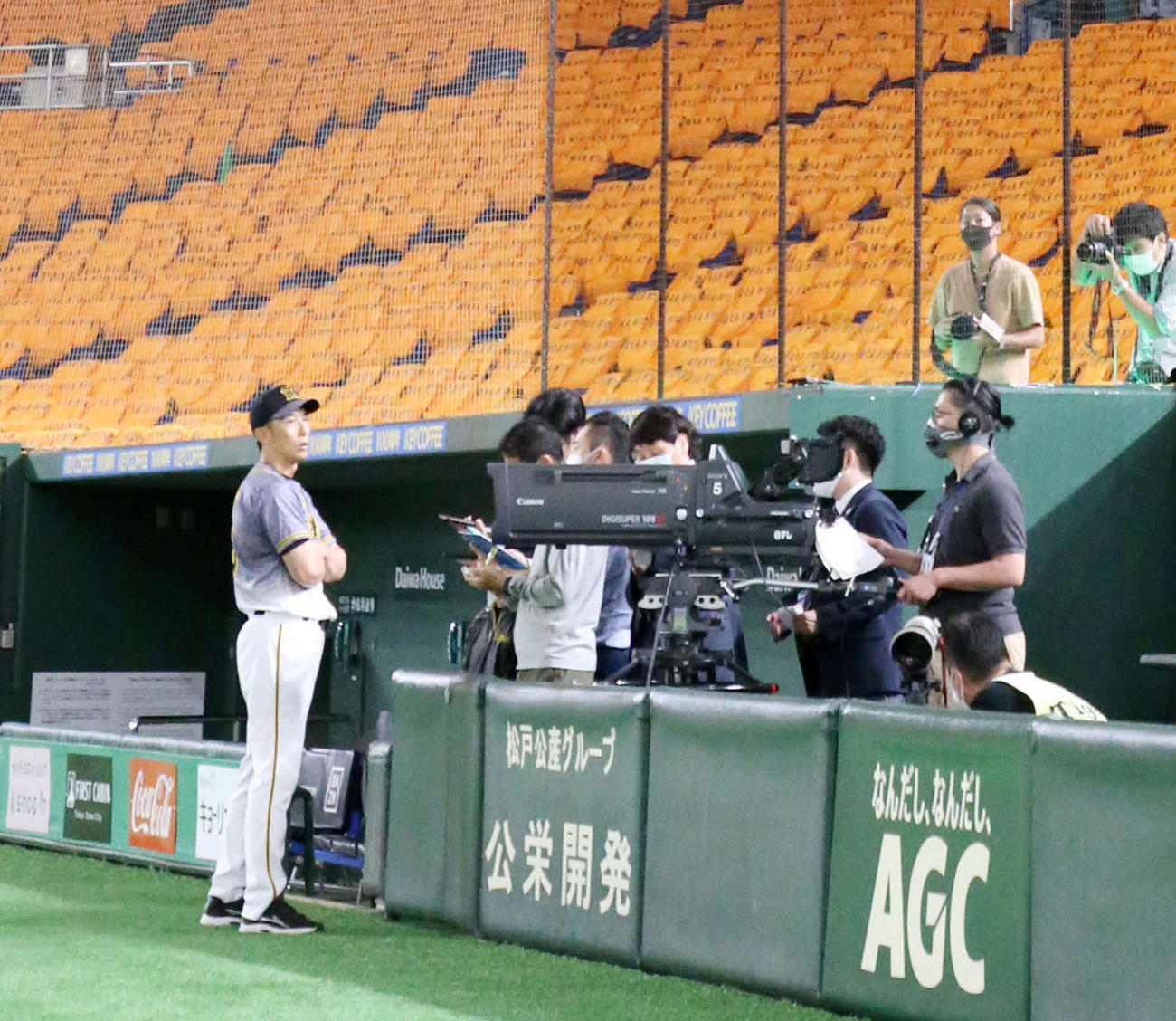 巨人に連敗し取材を受ける矢野監督（撮影・加藤哉）
