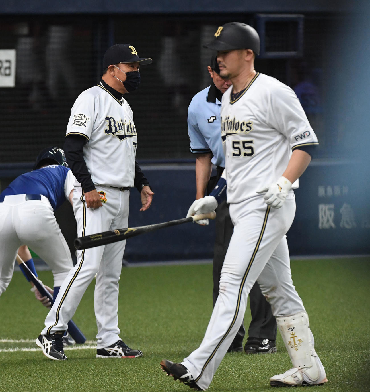オリックス対楽天　7回、交代を告げる西村監督（左）。右は空振りの三振に倒れたT－岡田（撮影・前岡正明）
