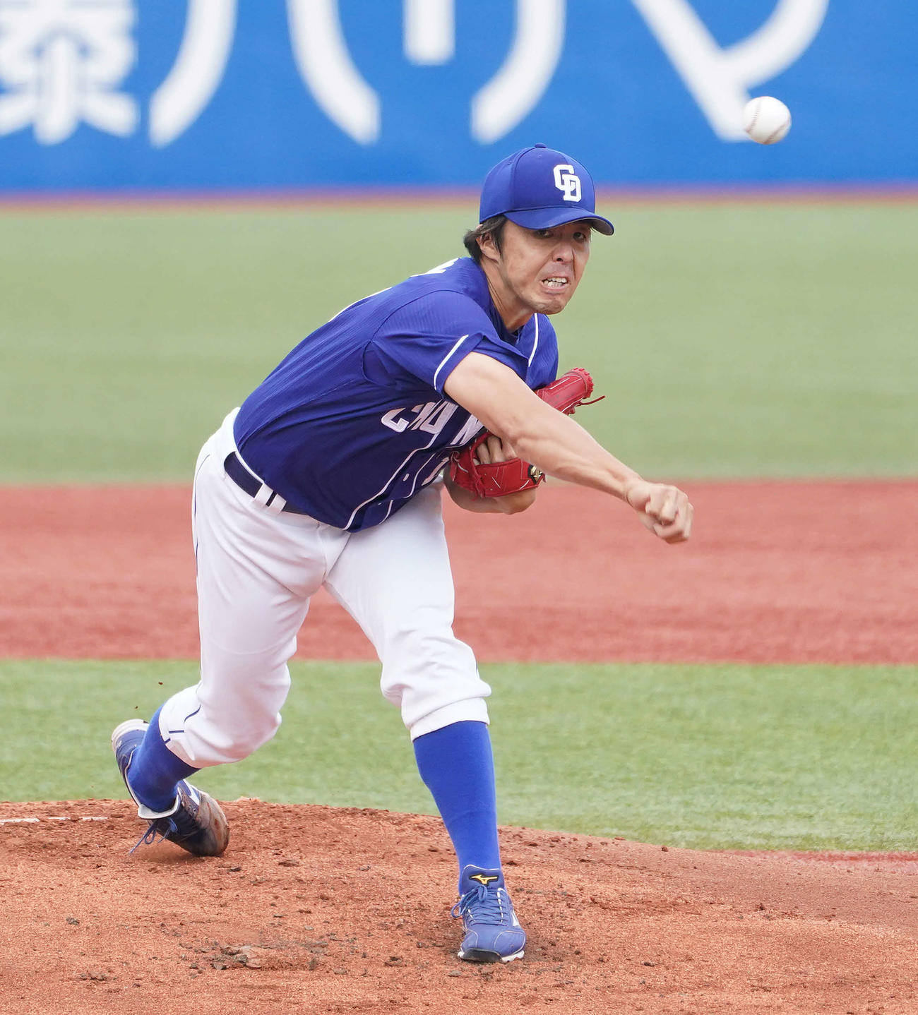 ヤクルト対中日　先発し力投する中日吉見（撮影・鈴木みどり）