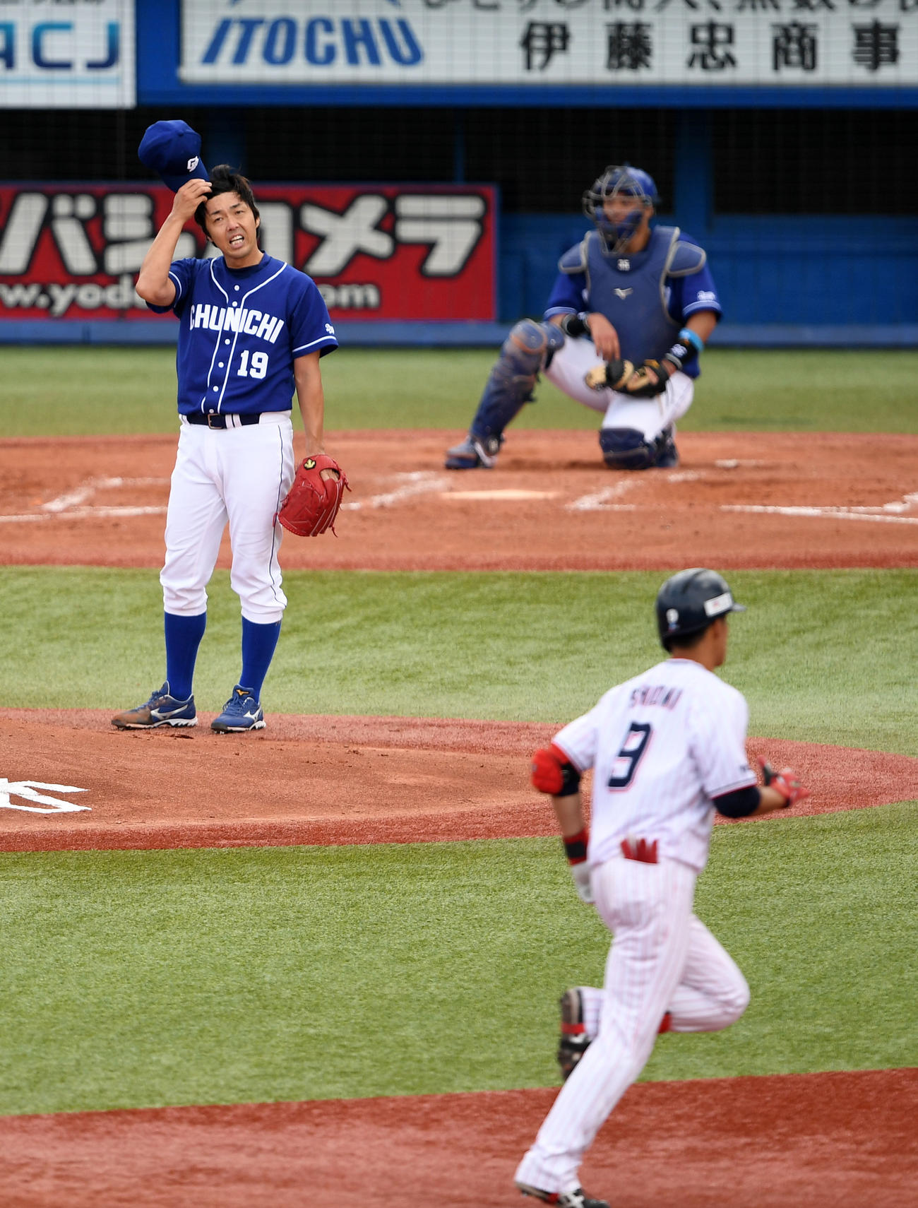 ヤクルト対中日　3回裏ヤクルト2死、塩見（手前）に右越え本塁打を浴び肩を落とす吉見（撮影・横山健太）