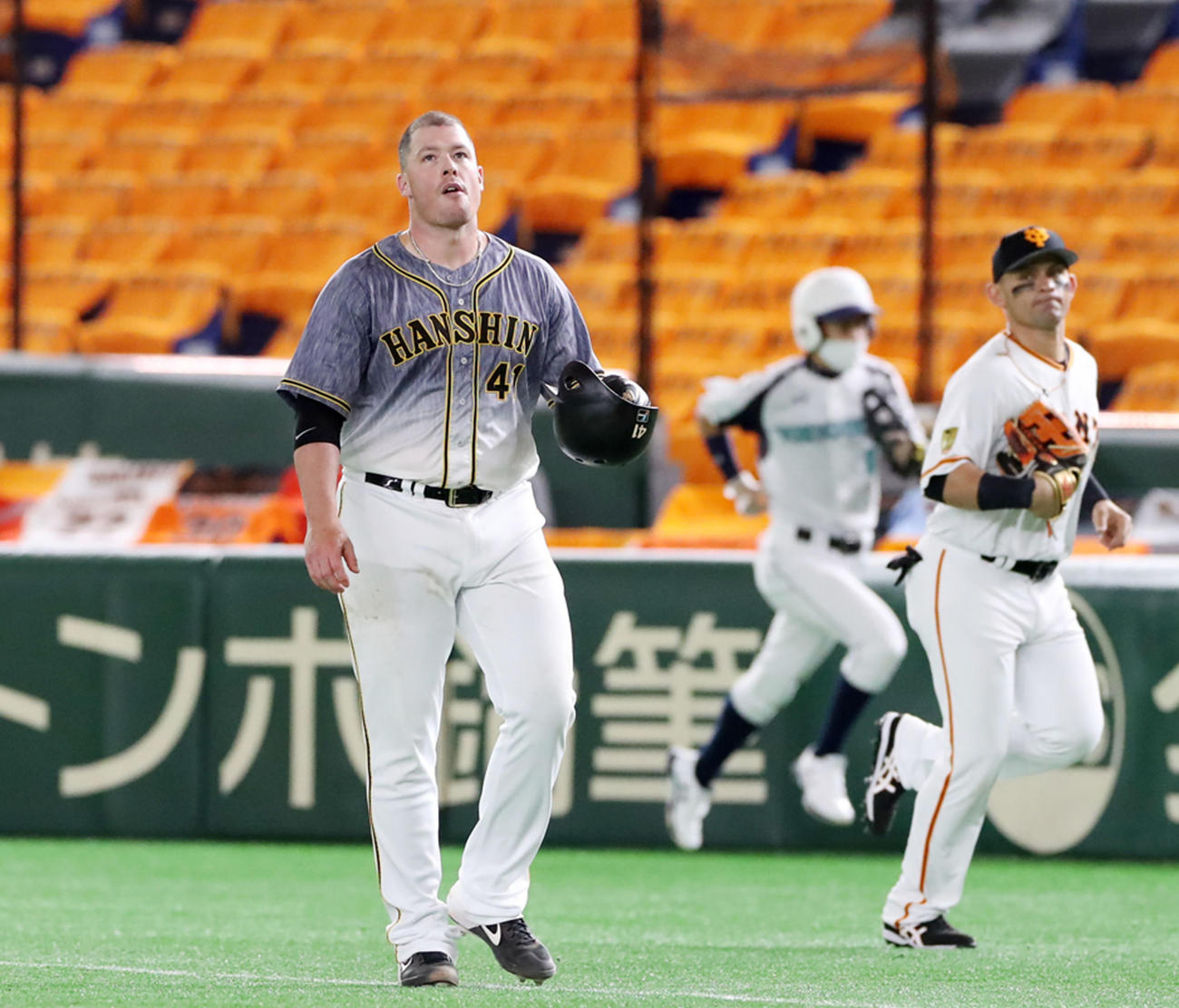 巨人対阪神　3回表阪神2死満塁、ボーアは二塁ゴロに倒れチャンスを失う（撮影・加藤哉）
