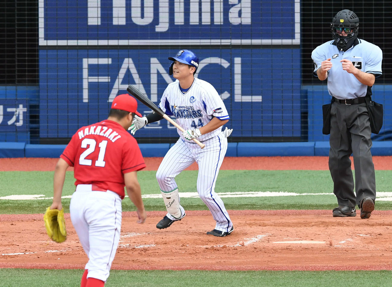7回裏DeNA2死一、二塁、佐野を見逃し三振に抑える中崎（撮影・山崎安昭）