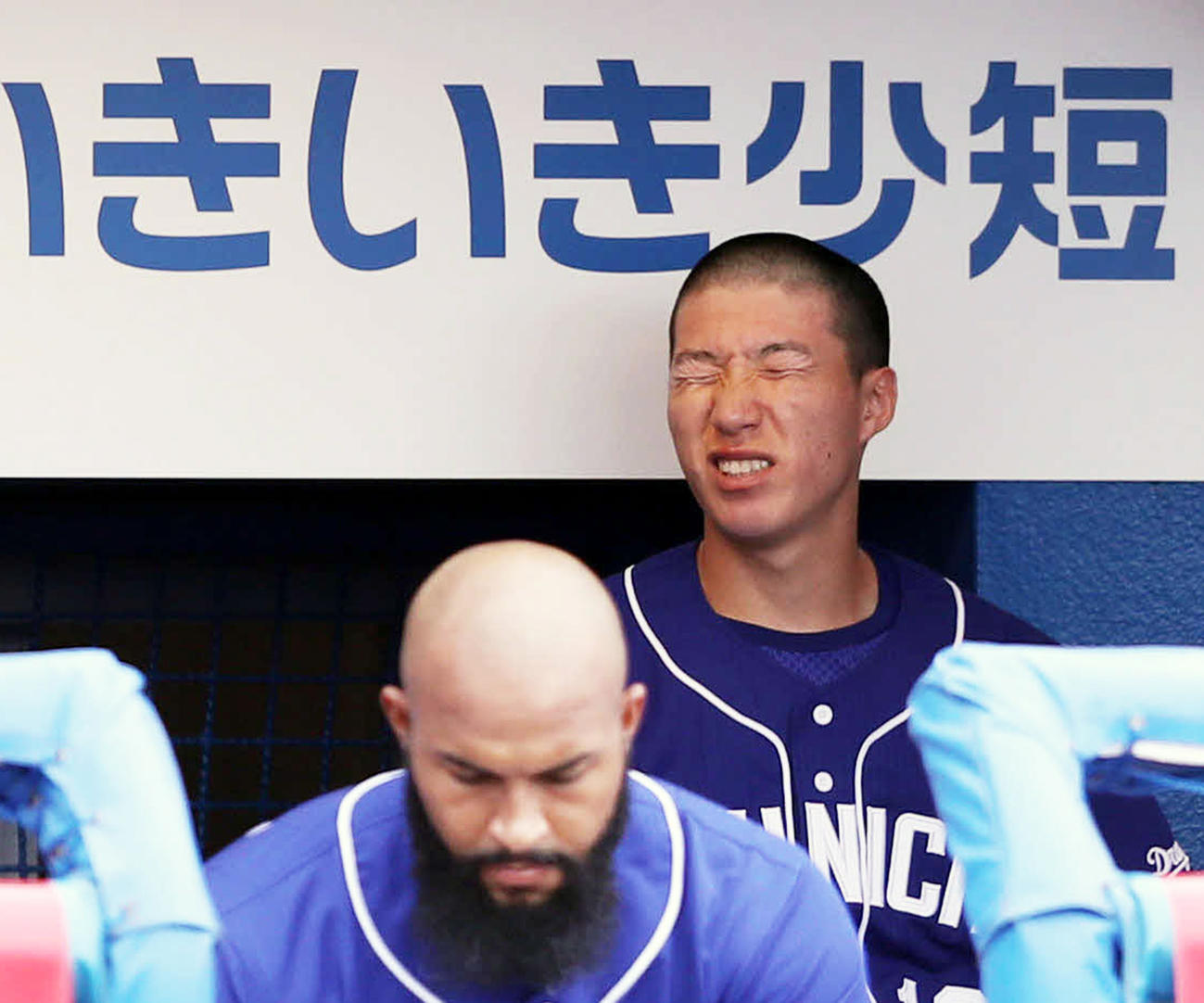 5回裏を終え、ベンチで疲れた表情を見せる橋本（後方）。手前はアルモンテ（撮影・狩俣裕三）