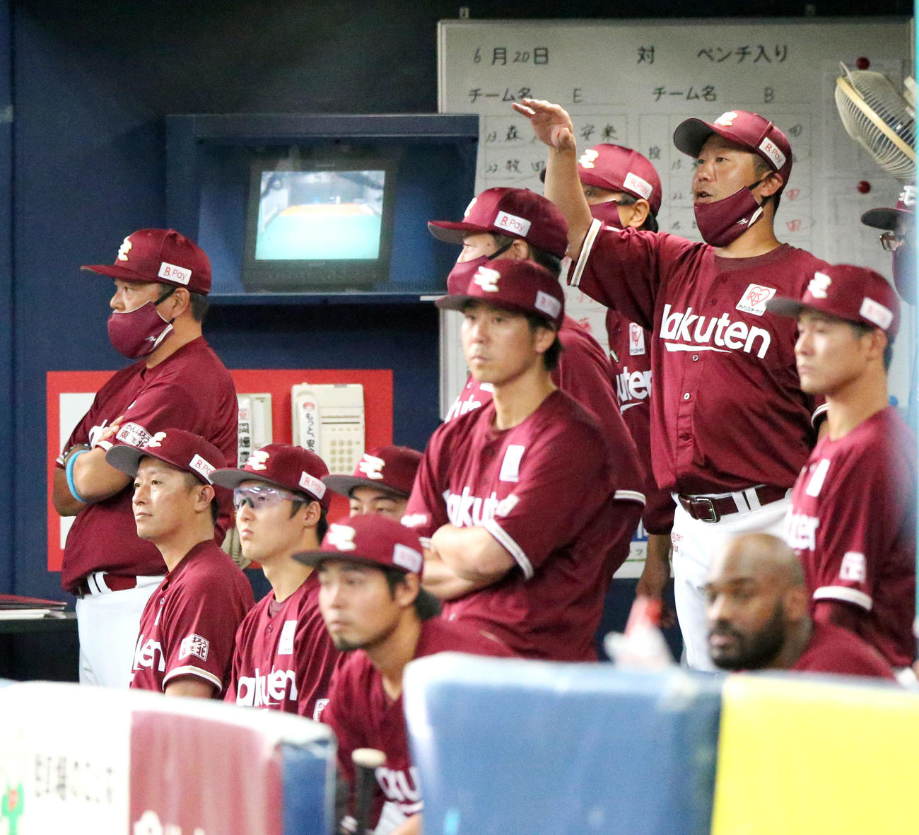 オリックス対楽天2回戦　9回裏オリックス1死満塁、三木肇監督（右）はベンチから選手に指示を出す（撮影・上山淳一）