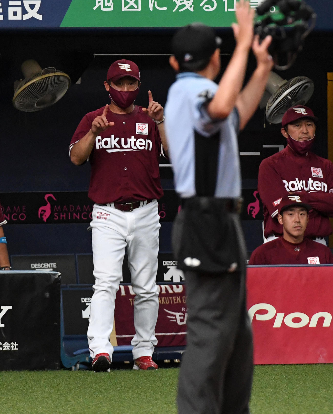 オリックス対楽天2回戦　5回裏オリックス1死二、三塁、中川圭太の判定にリクエストする三木肇監督（撮影・前岡正明）