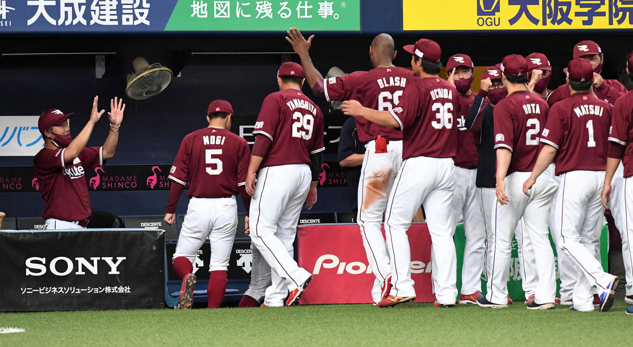 オリックス対楽天2回戦　オリックスに連勝、ナインを迎える三木肇監督（左）（撮影・前岡正明）