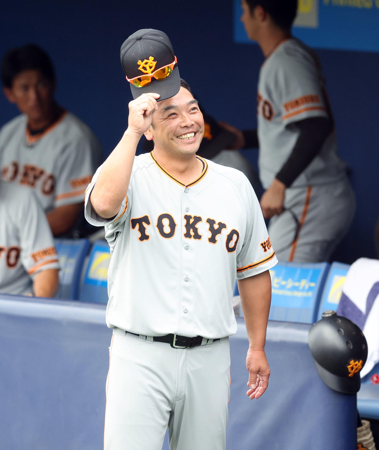 日本ハム対巨人　試合後、スタンドの関係者に笑顔であいさつする巨人阿部2軍監督（撮影・垰建太）