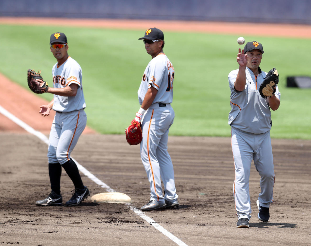 日本ハム対巨人　試合前練習、ノックを受ける選手たちの側で声をかける巨人阿部2軍監督（右）（撮影・垰建太）
