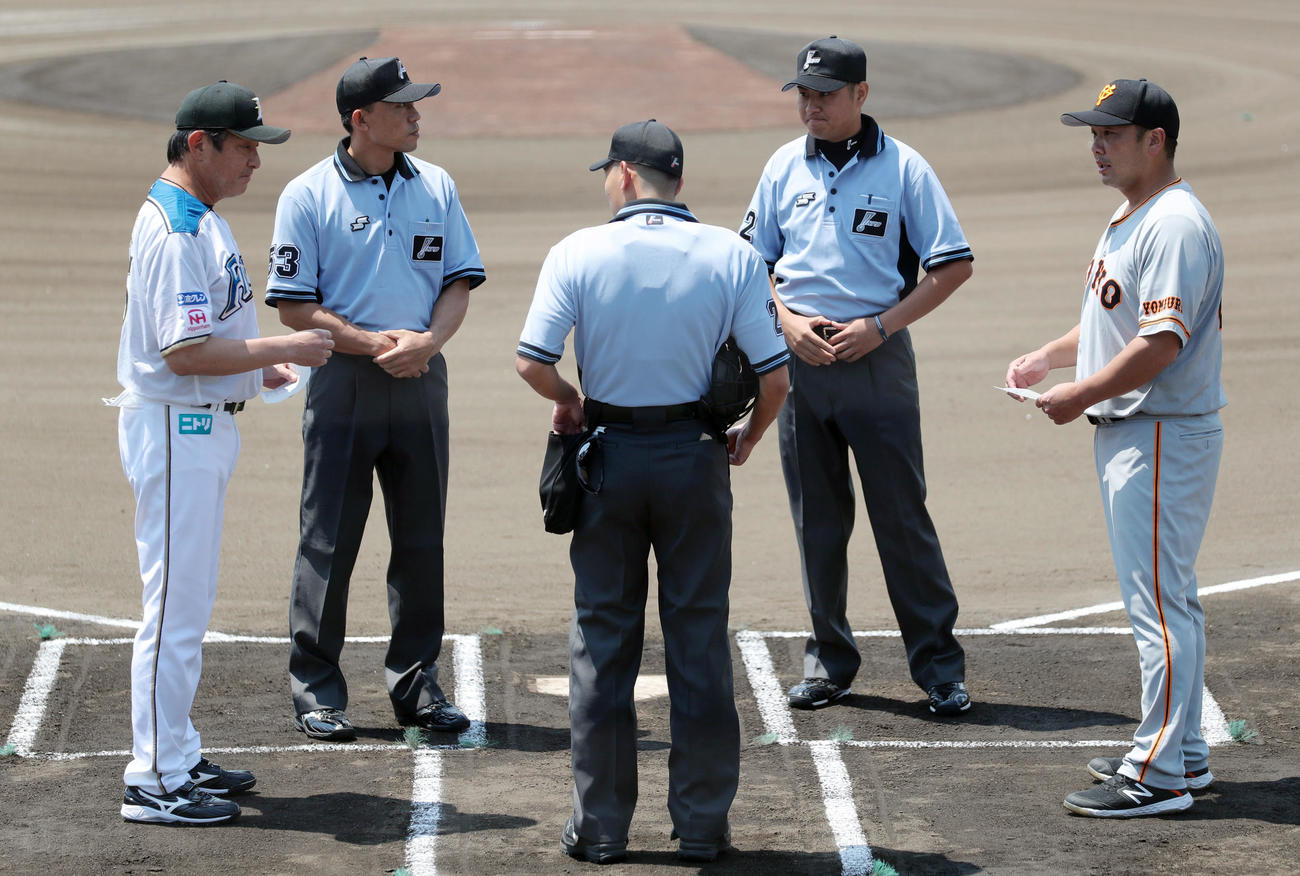日本ハム対巨人　試合前メンバー表を交換する巨人阿部2軍監督（右）と日本ハム荒木2軍監督（左）（撮影・垰建太）