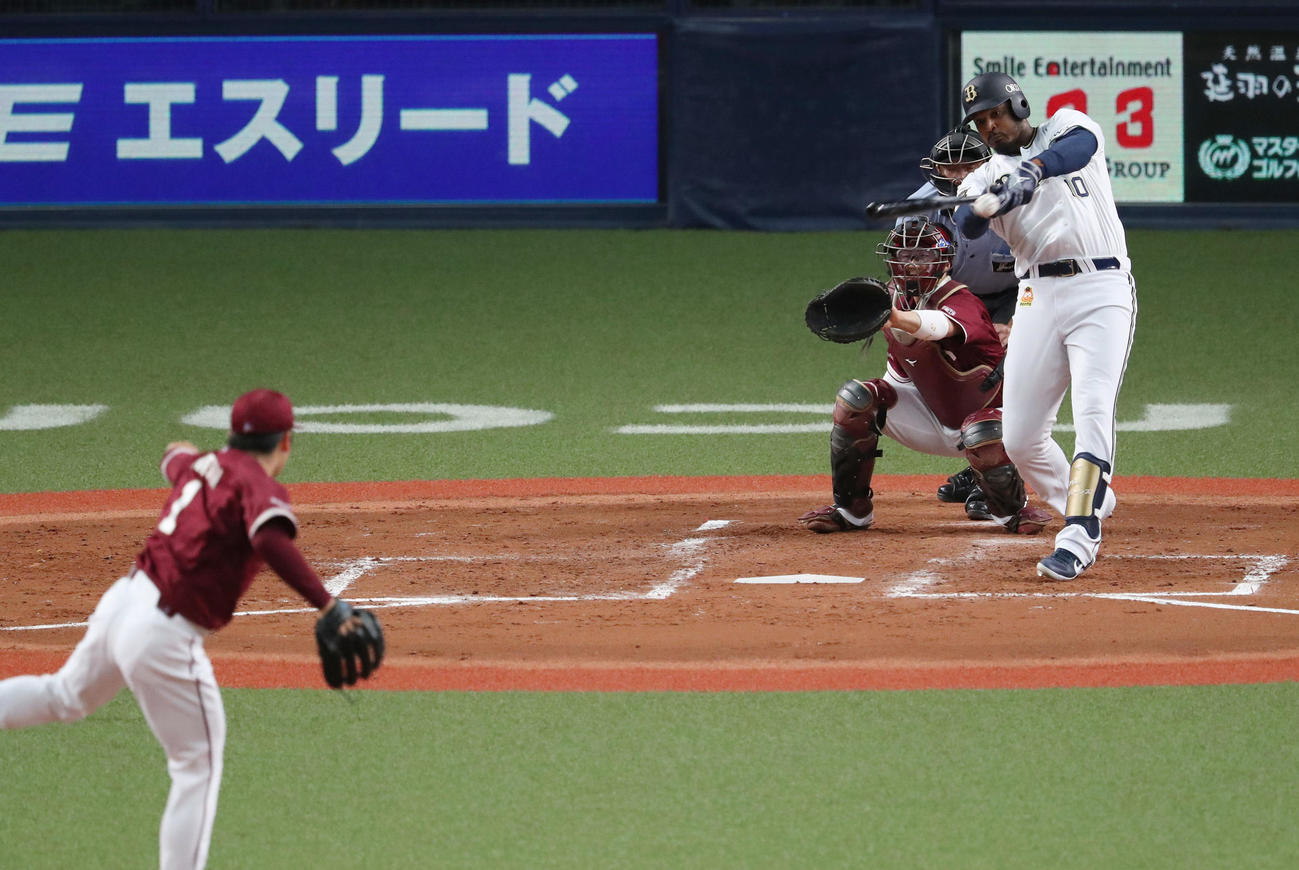 オリックス対楽天　3回裏オリックス無死一塁、左前打を放つアダム・ジョーンズ。投手松井裕樹（撮影・前田充）