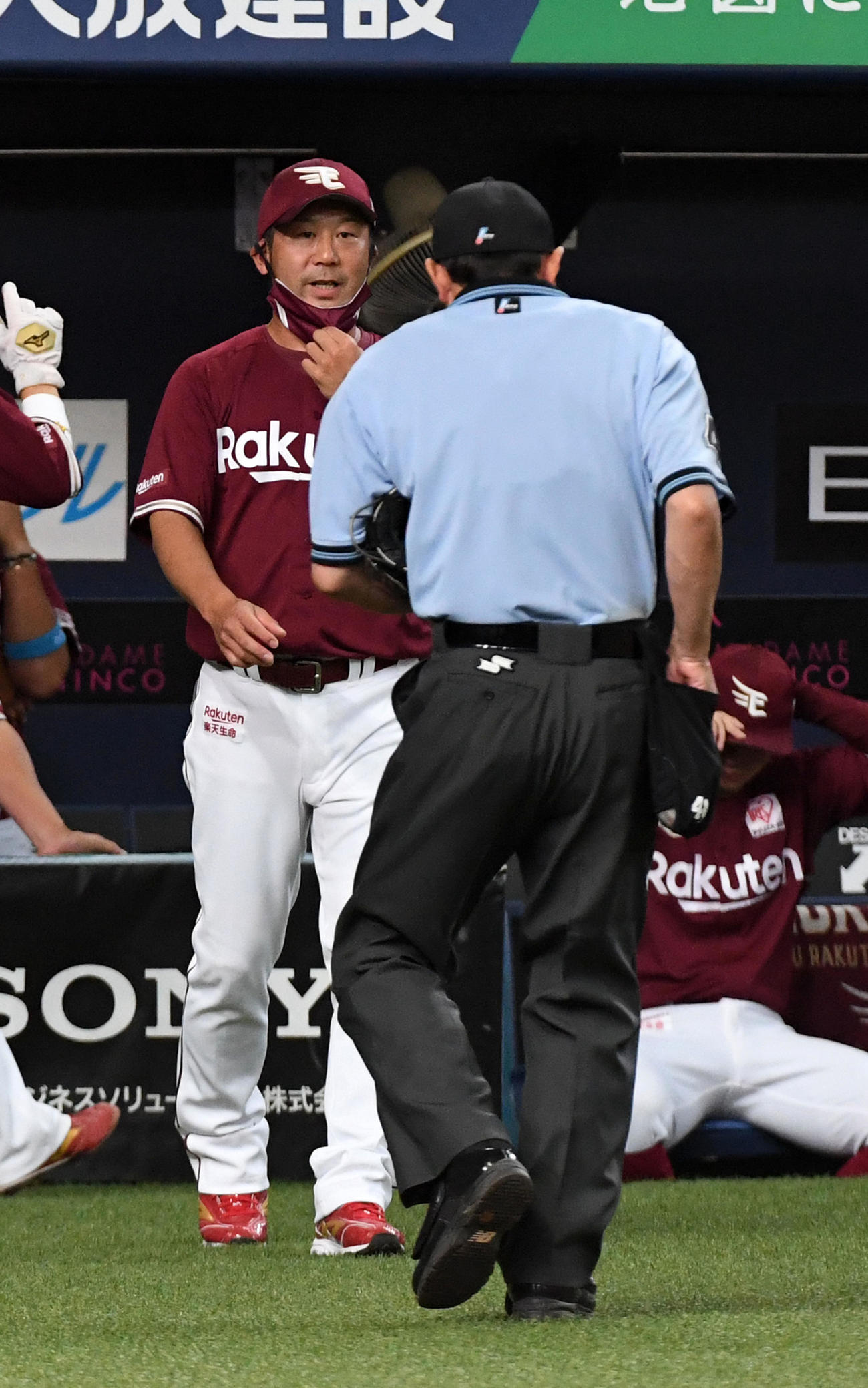 オリックス対楽天2回戦　5回、松井裕樹の交代を告げる三木肇監督（撮影・前岡正明）