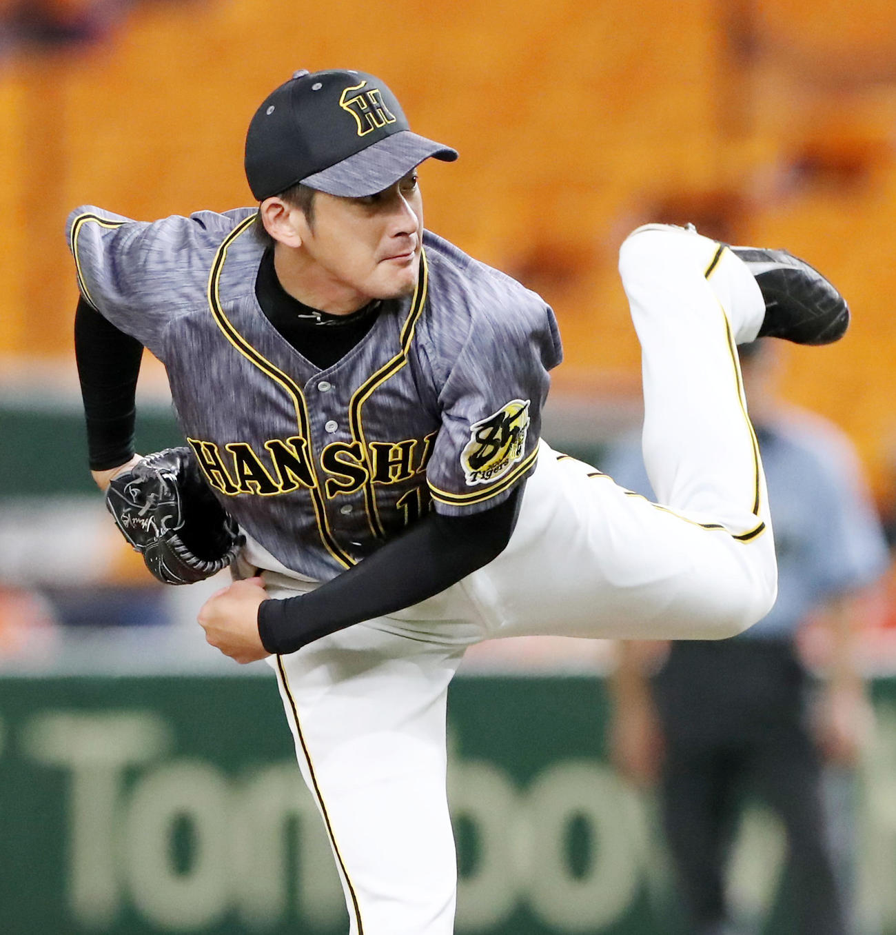 巨人対阪神　8回裏、阪神4番手で登板する能見（撮影・加藤哉）