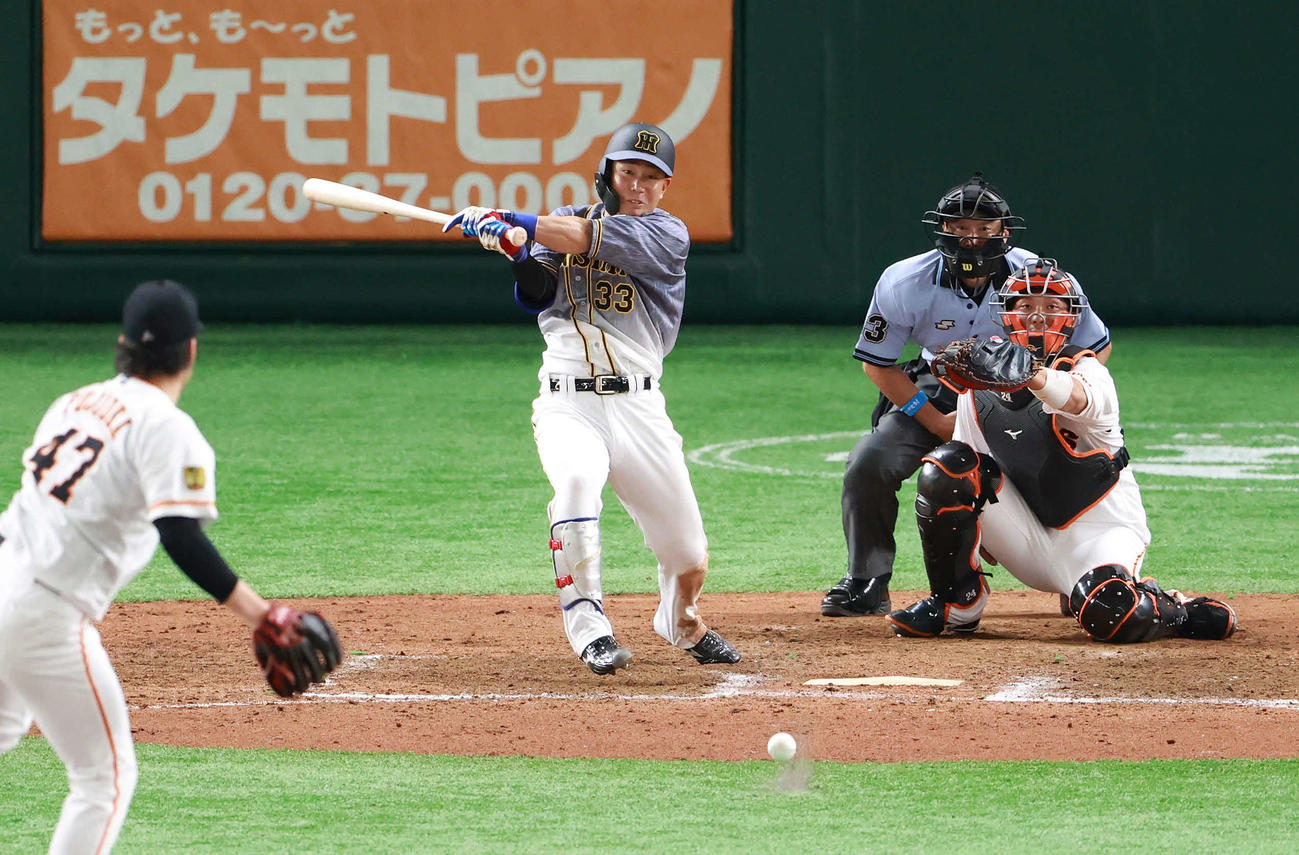 巨人対阪神　9回表阪神無死、中前打を放つ糸原。投手藤岡（撮影・江口和貴）