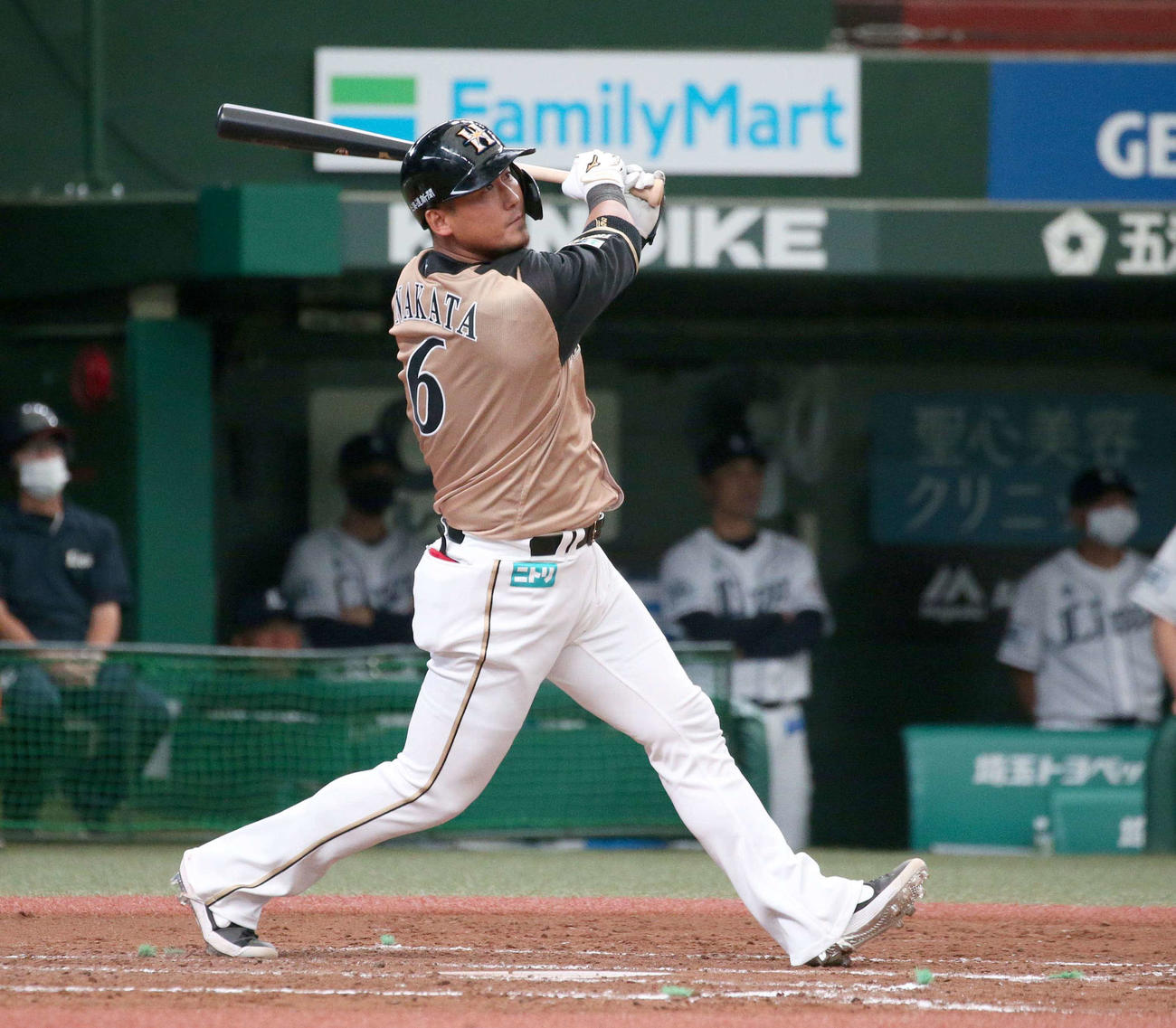 西武対日本ハム　4回表日本ハム1死一、二塁、右越え2点適時二塁打を放つ中田（撮影・黒川智章）