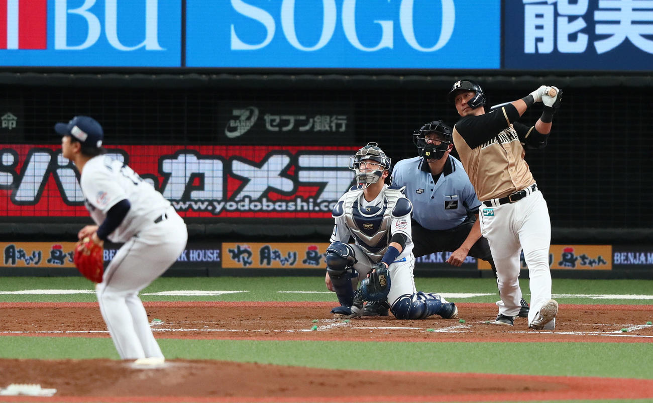 西武対日本ハム　4回表日本ハム1死一、二塁、中田は右越え適時二塁打を放つ。投手松本（撮影・足立雅史）