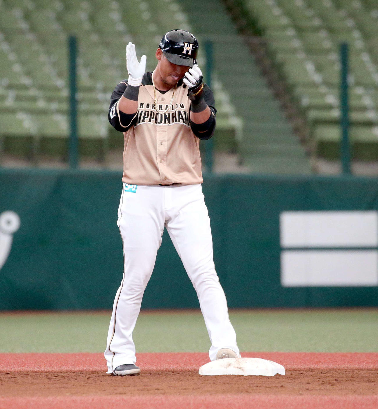 西武対日本ハム　4回表日本ハム1死一、二塁、右越え2点適時二塁打を放ち手をたたく中田（撮影・黒川智章）