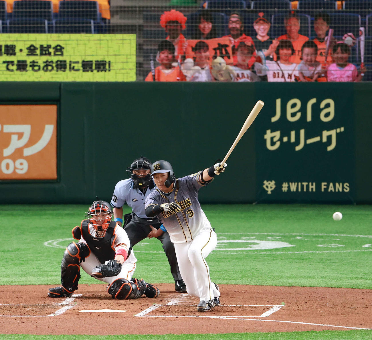 巨人対阪神　2回表阪神1死、遊撃内野安打とする大山（撮影・江口和貴）