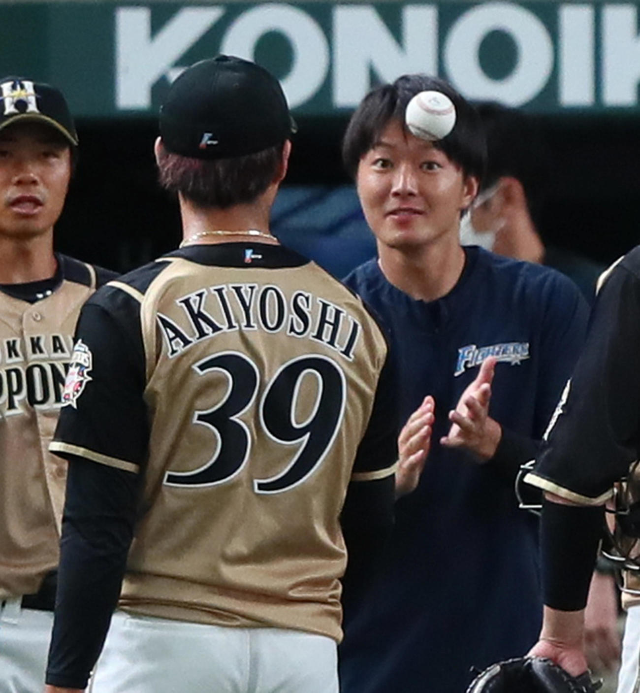 西武対日本ハム　勝利投手の玉井（右）は秋吉からウイニングボールを受け取る（撮影・足立雅史）