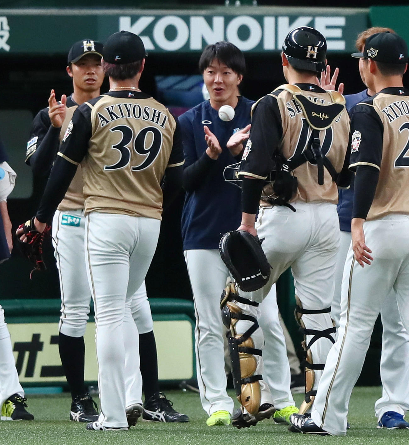 西武対日本ハム　勝利投手の玉井（中央）は秋吉（左から2人目）からウイニングボールを受け取る（撮影・足立雅史）